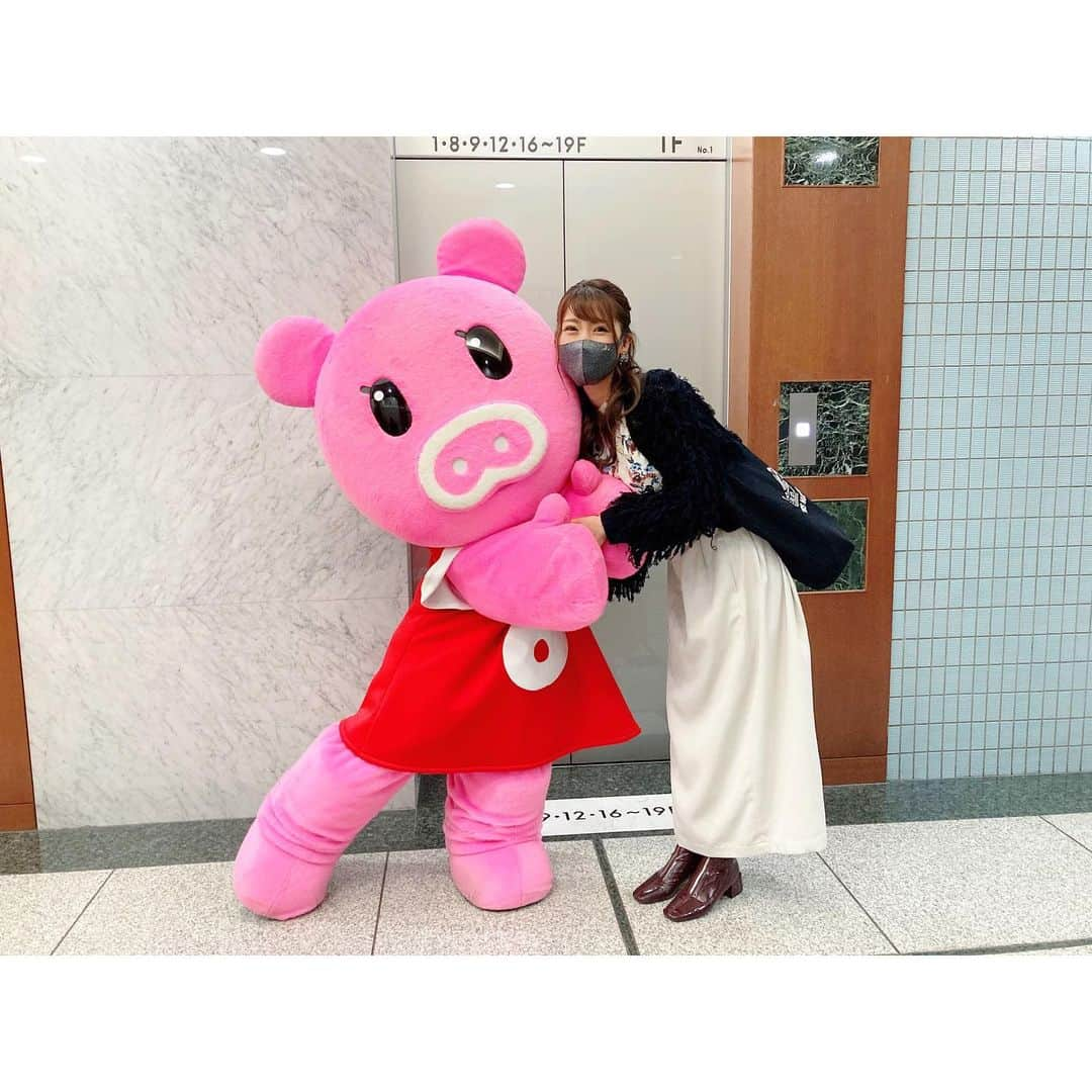 おかゆさんのインスタグラム写真 - (おかゆInstagram)「📸⛅🐷🐶💖🌈 . TBSでエレベーター待ちしていたら 天気予報のお仕事に向かう Boonaちゃんと遭遇💥😍 . お手手あったかかった…🥺💗 あんよのポーズも良い感じ՞•🐽•՞ฅ . #TBS #tbsキャラクター #Boonaちゃん #キャラ好き #キャラクター #japanesecharacter」12月6日 12時09分 - okayu_dayu