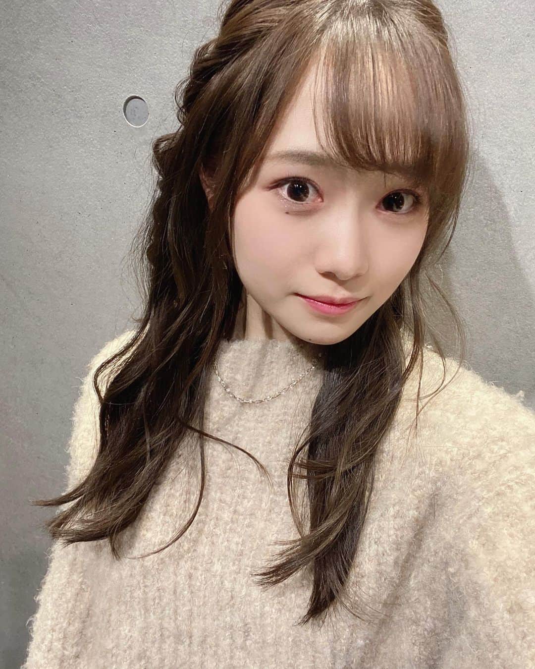 かわぎしるなのインスタグラム：「いよいよ始まります！！！ @dazzlin_official 様のご衣装を着用させて頂いてます⸜❤︎⸝‍  冬っぽくモコモココーデ💓 ぜひ、配信見てください🥰  #dazzlin #フレキャン #フレキャン2020」