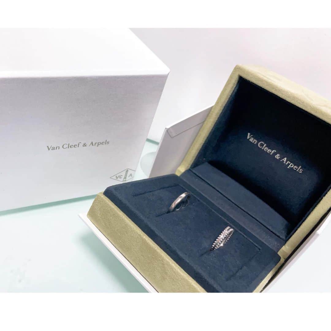 東なつ紀のインスタグラム：「🤍  婚約指輪💍と同じ #vancleefarpels  の #エステル  一生大事にする🥺  プロポーズ(3月)から入籍まで 半年以上たっぷり時間があったから 色んなお店を回って回って回りまくって 1番デザイン気に入ったものを🤍  ps.男物全部キーホルダーやん笑 らしい。たしかに😂」