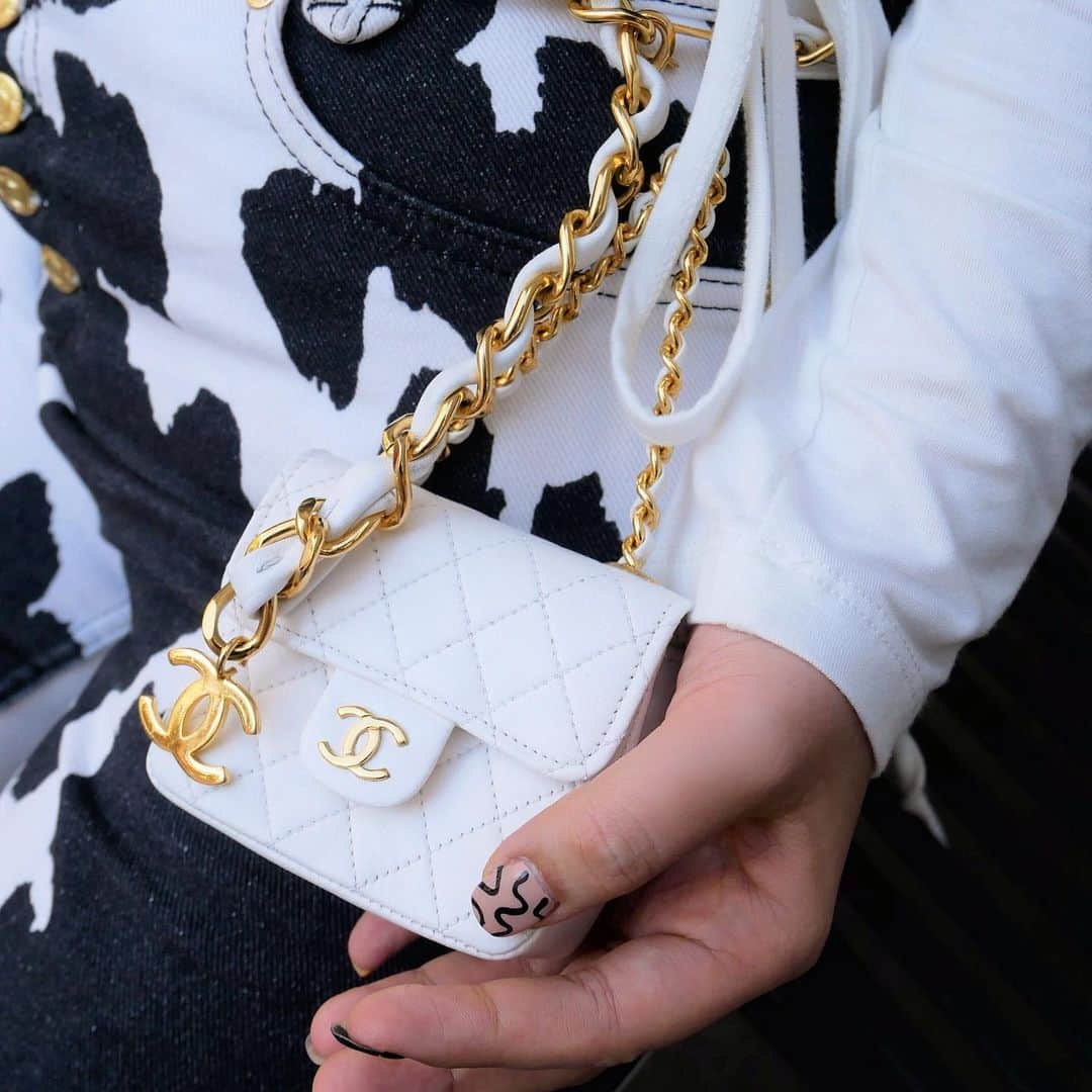 Vintage Brand Boutique AMOREさんのインスタグラム写真 - (Vintage Brand Boutique AMOREInstagram)「Vintage Chanel Lambskin Chain Belt with Mini Micro Pouch in White🤍🐄  ❄️Available online for purchase Search Code: AO31955  Free Shipping Worldwide 📩DM for more info and pricing  ➡️info@amorevintagetokyo.com   #VintageChanel #ChanelChainBelt #ChanelChain #ChanelMini #AmoreTokyo」12月6日 12時15分 - amore_tokyo