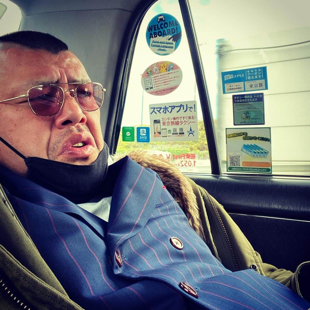 くっきー（川島邦裕）さんのインスタグラム写真 - (くっきー（川島邦裕）Instagram)「#わぁー #今日の雲は大きいなぁ #僕を包もうとしてんかな？ #白くて柔らかほふほふで #あの子のデカケツみたいだな #こんな日は豚汁がいいなぁ #小芋が煮込まれすぎて #とろとろになった汁 #あの子みたいだなぁ #食べたいなぁ #ん？ #どっちをかって？ #豚汁だよ #デカケツ女型人間食うとか #ちみちみぃー #怖すぎぃ〜❤︎」12月6日 12時22分 - nikuguso_taro