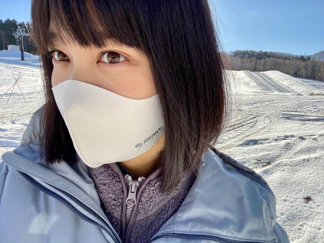 岩本憧子のインスタグラム：「. 今シーズン雪上初上陸☃️ (スキーじゃないけど) . 雪はやはりテンションあがりますね❄️ . そして、 SWANYマスクは冬も大活躍です❄️ . #雪　 #SWANY #swanygloves  #雪上初上陸って頭痛痛いみたいになってる？」