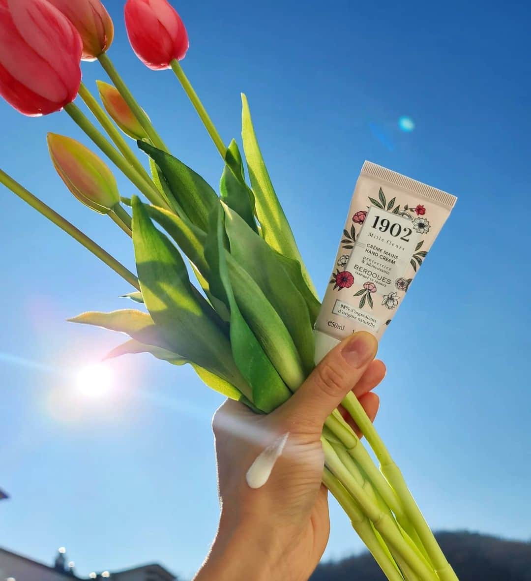 ユ・ハナのインスタグラム：「어떻게 찍어도 예쁜 밀레플뢰르💐 우리집 어딜 두어도 예쁜 밀레플뢰르에요.💐  너무 착한 가격에  이 베르두1902 밀레플뢰르라인만 쫘악 욕실에 두어도  시강 🙈 이 아닐 수 없어요❤  시.선.강.탈!!  거기에 향기는, 향수의나라 프랑스 퍼퓸사 베르두에서 만든 것 답게 오래 은은하면서 고급스럽게 남아있죠.  샤워 후 욕실에 남은 향기 내 몸에 종일 느껴지는 향기 스치면서 타인이 느낀다는 향기 옷에 베여있는 향기까지.   향수처럼 강하지 않으면서 마치 사람마다의 체취가 다르듯 어느새 내 체취같이 뭍어있는 그런 향이 될거에요.  사랑스러운 밀레플뢰르의 패키지만큼 사랑스러운 향기가 나는 사람이 되면 좋겠어요🌸  밀레플뢰르 바디라인의 최저가 구성은, 오늘 자정 마감이에요⚘」