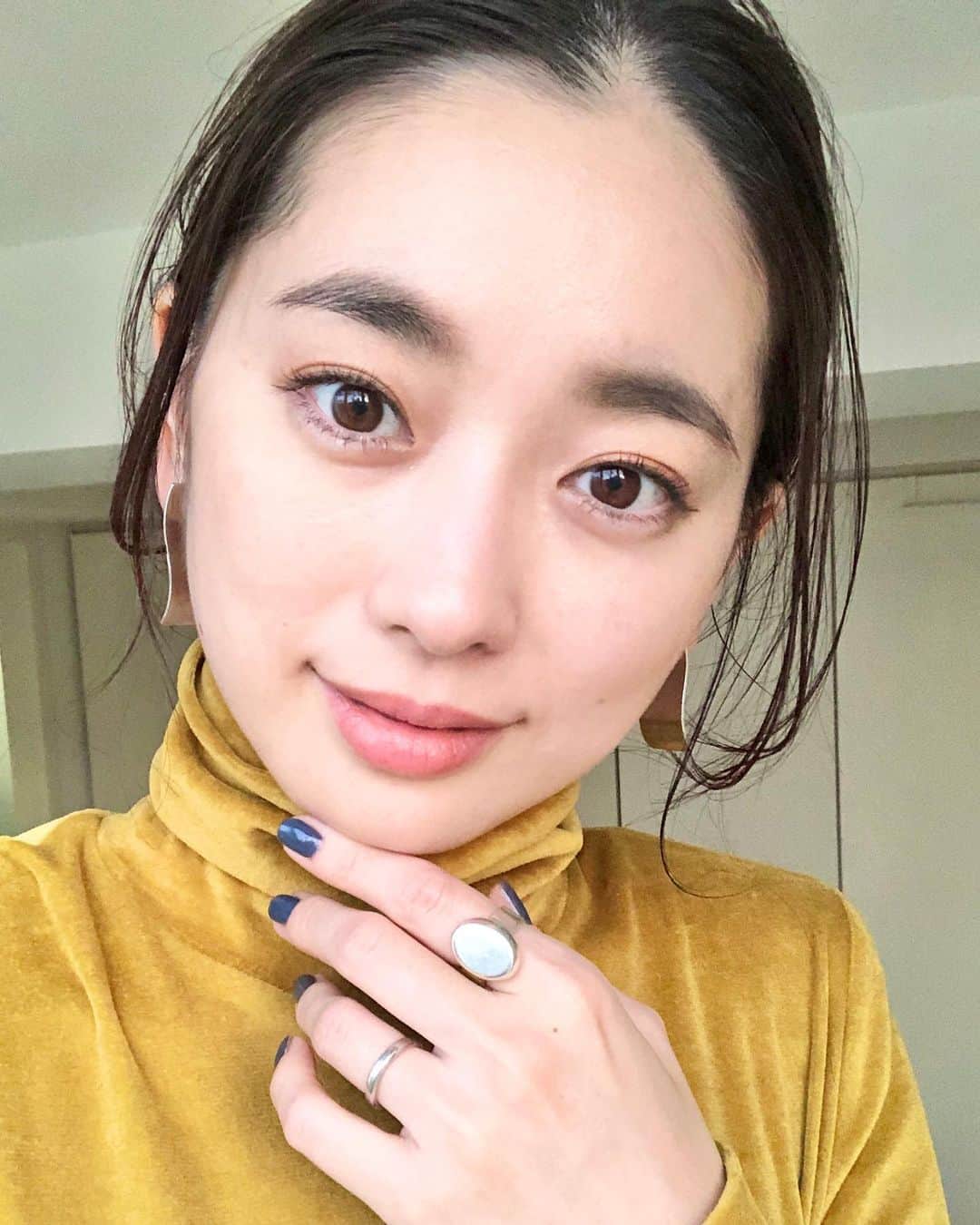 松永ちさとのインスタグラム：「🌞🍫💛💅💋 きれいめおとなmake Thanxx @kaho.oosono  すきなシルバーピアス @shota_mino  #nail#green#navy #chisamake #松永ちさと」