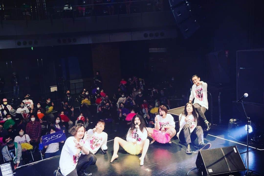 ちゃんまいさんのインスタグラム写真 - (ちゃんまいInstagram)「・ ・ 2020/11/22  TSUTAYA O-EAST ベッド・イン LIVE 2020「〝THIS IS ROCK〟特別公演 〜スペシャル☆バブルナイト〜」 ・ ・ 開催から2週間。 こちらメンバー、スタッフ共に元気びんびん物語！今の所、来てくれた性徒諸クンたちからの感染報告も入っていないので、やっと心が落ち着いたというのが、本音です。 ・ （ちょっとウォンビーロングになるけど、勃ち読みしてもらえたらうれPです🙇‍♀️） ・ ・ ツアー中止、延期を経て、開催すら悩みに悩んだ本公演。 ・ 来てくれた性徒諸クンのみんな 配信で応援してくれた性徒諸クンのみんな 関わってくださった全ての皆様 ・ 改めて、本当に本当に本当にサンクスモニカでございました！ ・ ・ 実は1曲目から感極まってバナナの涙が自然に溢れていて（我慢したけどな）、自分でもクリビツテンギョ〜したんです。強がってたけど、だいぶ限界だったみたい。 ・ ・ ずっとずっと、この日を待っていました。 ・ この日を迎えるにあたって、それぞれに色んな思いがあったと思います。 それでも、今はただ、ヤレてよかった、と心の底から思っています。そう思わせてくれたのも、みんなのおかげです。 ・ 配信組のみんなの気持ち、ちゃん届いてるから安心パパしてね。どうか会いに行けなかったと悲観せず、正しい判断をしたこと、誇りに思ってください。かならず、かならず、各地にもおギグしに行くからね。 ・ 感染対策に協力してくれたおナマ組のみんなも、BGMになれる権のみんなにも、感謝顔射の気持ちしかありません。みんなの顔が見れて、会えて本当に本当にマンモスうれPかった…！ ・ スタッフさんの協力のもと、万全の対策、体制で行ったワンマン●でしたが、多少なりともみんなに何かあったらとソワソワしていたし、来てくれた性徒諸クンたち自身も、この２週間、不安な思いもあったんじゃないかなと思います。 ・ “命がけ”というと大袈裟かもしれないけど、こんな状況下の中、会いに来てくれて本当に本当にサンクスモニカでした。 ・ こんなことを考えずに、おギグに来られるような日がくることを切に願いながら… ・ ・ ベッド•インは立ち止まらずに、高めのヒールで走ります。肩パッドで風切りながらね。 ・ ジュリセン振れば、未来は明るいよ〜！！ そんな明るい未来の為にも、お互い生き延びましょう。 ・ これからも地獄の果てまでのお突き合い、シクヨロでございます。 ・ ・ DAISUKI!な性徒諸クンへ あなたのちゃんまいより♡ ・ ・ #ベッドイン #japanese #sexy #idol #live #sg #sgguitar #guitarist」12月6日 12時28分 - dakko_shite_cho3