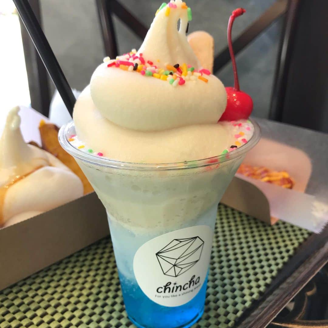佐々木みえさんのインスタグラム写真 - (佐々木みえInstagram)「@chincha_sweets  に来ました〜  今日はコリアンタウンを散策してます〜 ダンスした後だから すっきり冷たい飲み物がほしくて クリームソーダアイスが美味しいー！  お腹すいていたから チーズスティックと お芋とアイスのスイーツも ぺろり。  美味しかった(^^)  #kpop #コリアンタウン　#鶴橋 #鶴橋カフェ #sweets #スイーツ　#おやつ #おやつタイム #甘いもの    #foodpic #foodstagram #foodporn #foodie #healthy #amazing #delicious #delistagrammer #instafood #lunch #pr #ウーミーpr   Casting by @woomy.hotel」12月6日 12時30分 - ruby.sasamin