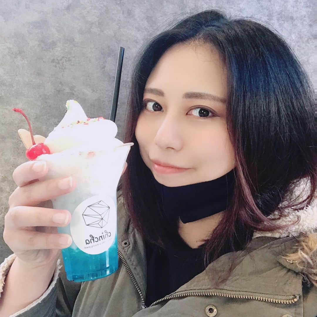 佐々木みえさんのインスタグラム写真 - (佐々木みえInstagram)「@chincha_sweets  に来ました〜  今日はコリアンタウンを散策してます〜 ダンスした後だから すっきり冷たい飲み物がほしくて クリームソーダアイスが美味しいー！  お腹すいていたから チーズスティックと お芋とアイスのスイーツも ぺろり。  美味しかった(^^)  #kpop #コリアンタウン　#鶴橋 #鶴橋カフェ #sweets #スイーツ　#おやつ #おやつタイム #甘いもの    #foodpic #foodstagram #foodporn #foodie #healthy #amazing #delicious #delistagrammer #instafood #lunch #pr #ウーミーpr   Casting by @woomy.hotel」12月6日 12時30分 - ruby.sasamin