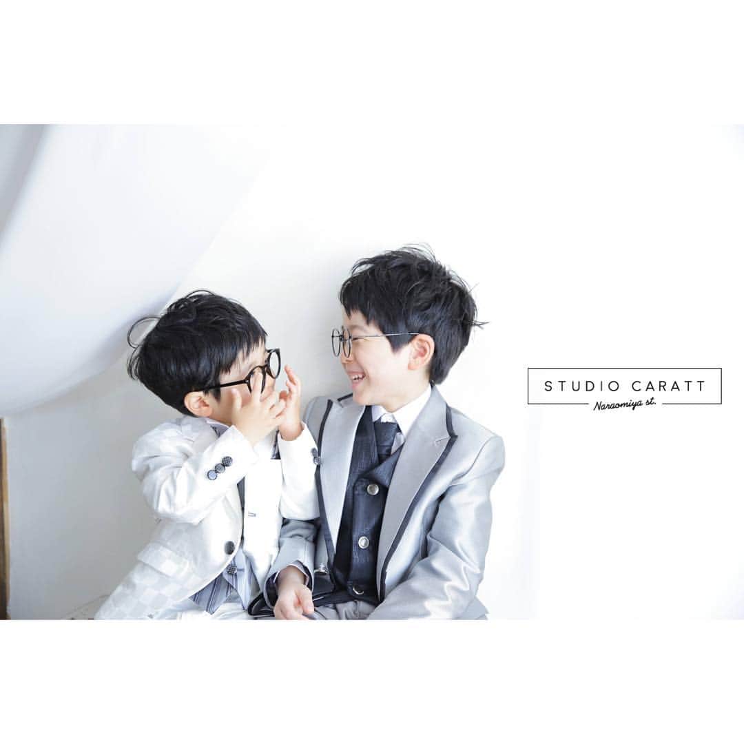スタジオキャラット奈良大宮通り店のインスタグラム：「⇨ #kids_japan_ootd ☺︎♩*＊ . . 兄弟でニコニコ笑顔☆ . . . .  #スタジオキャラット奈良大宮通り店 #奈良フォトスタジオ #カメラ#スタジオ#ベビーフォト#キッズフォト#キッズスタジオ#七五三#100日祝い#お宮参りフォト #マタニティ #成人式 #753#photostudio#camera#photographer #l4l#キッズコーデ#スタジオキャラット#フォトスタジオ#写真館#奈良#奈良フォトスタジオ #写真好きな人と繋がりたい#ファインダー越しの私の世界#キッズファッション#カジュアルフォト#おしゃれフォト#自然光撮影」