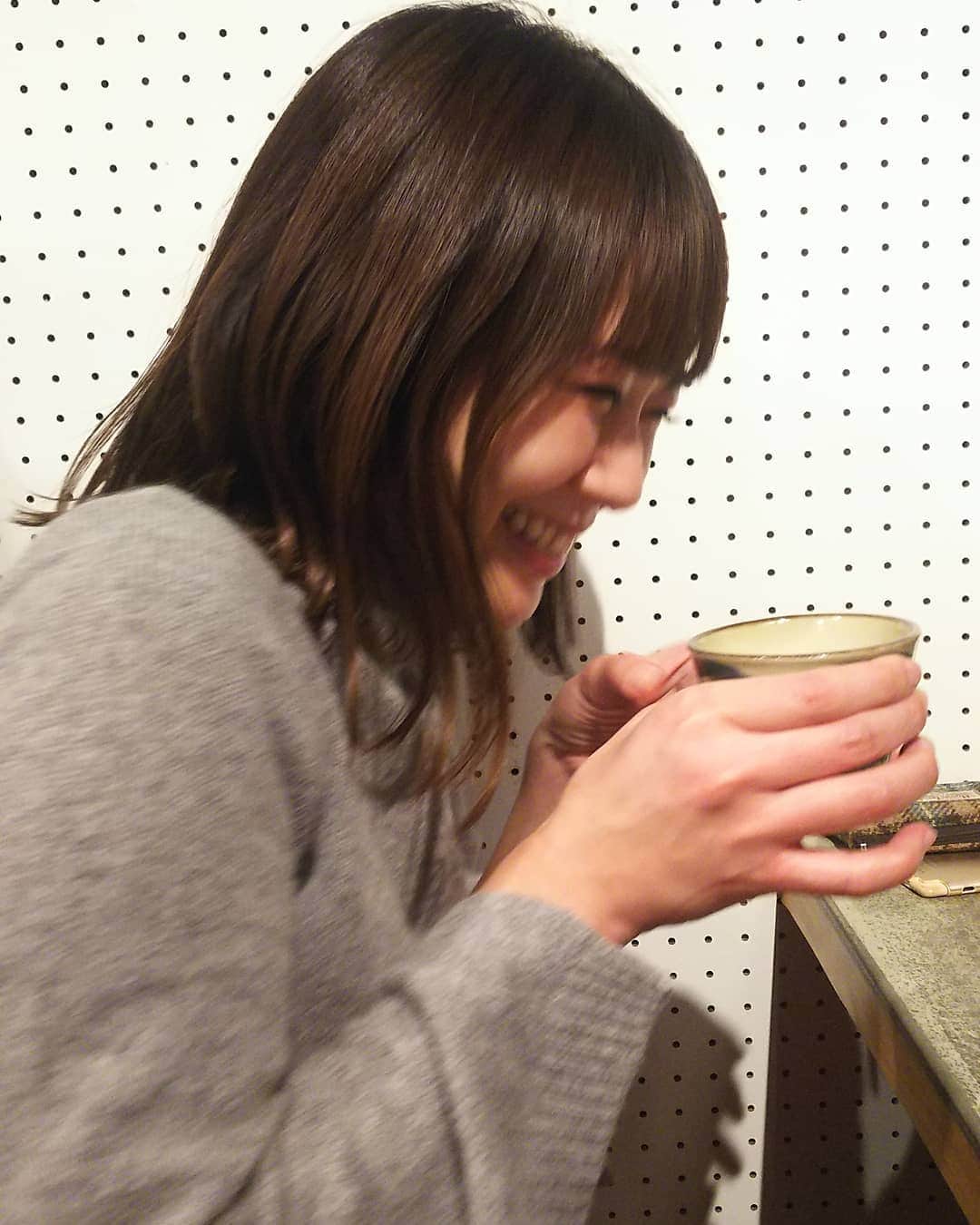 手島千尋のインスタグラム：「さとみんのこの笑顔好き❤️ 夜な夜なの日本酒😋🍴💕」
