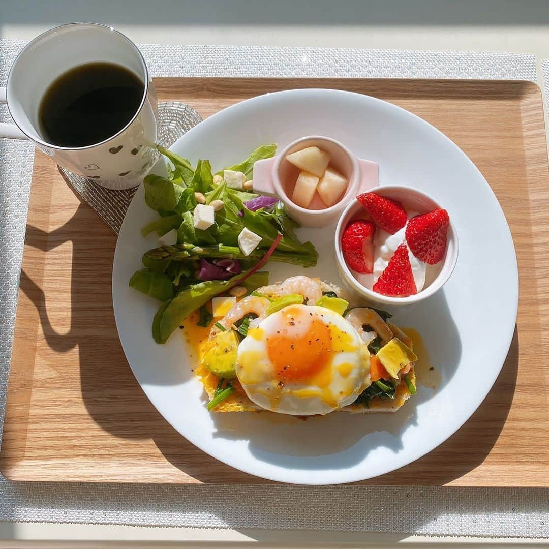 波戸康広さんのインスタグラム写真 - (波戸康広Instagram)「・﻿ ブランチ 🍽 ☕️﻿ ﻿ 日清オイリオBOSCOのオリーブオイルを使用したエッグベネディクトは最高です😋﻿ ﻿ 天気も良いしいい休日になります☀️﻿ ﻿ Have a good day❣️﻿ ﻿ ﻿ #brunch #エッグベネディクト #日清オイリオ #bosco  #我が家の食卓 #お家ごはん #ブランチ #手作りランチ  #休日のお昼ごはん #オリーブオイル #cooking #handmadecooking #instafood #instaphotos #instagood」12月6日 12時36分 - hato.official