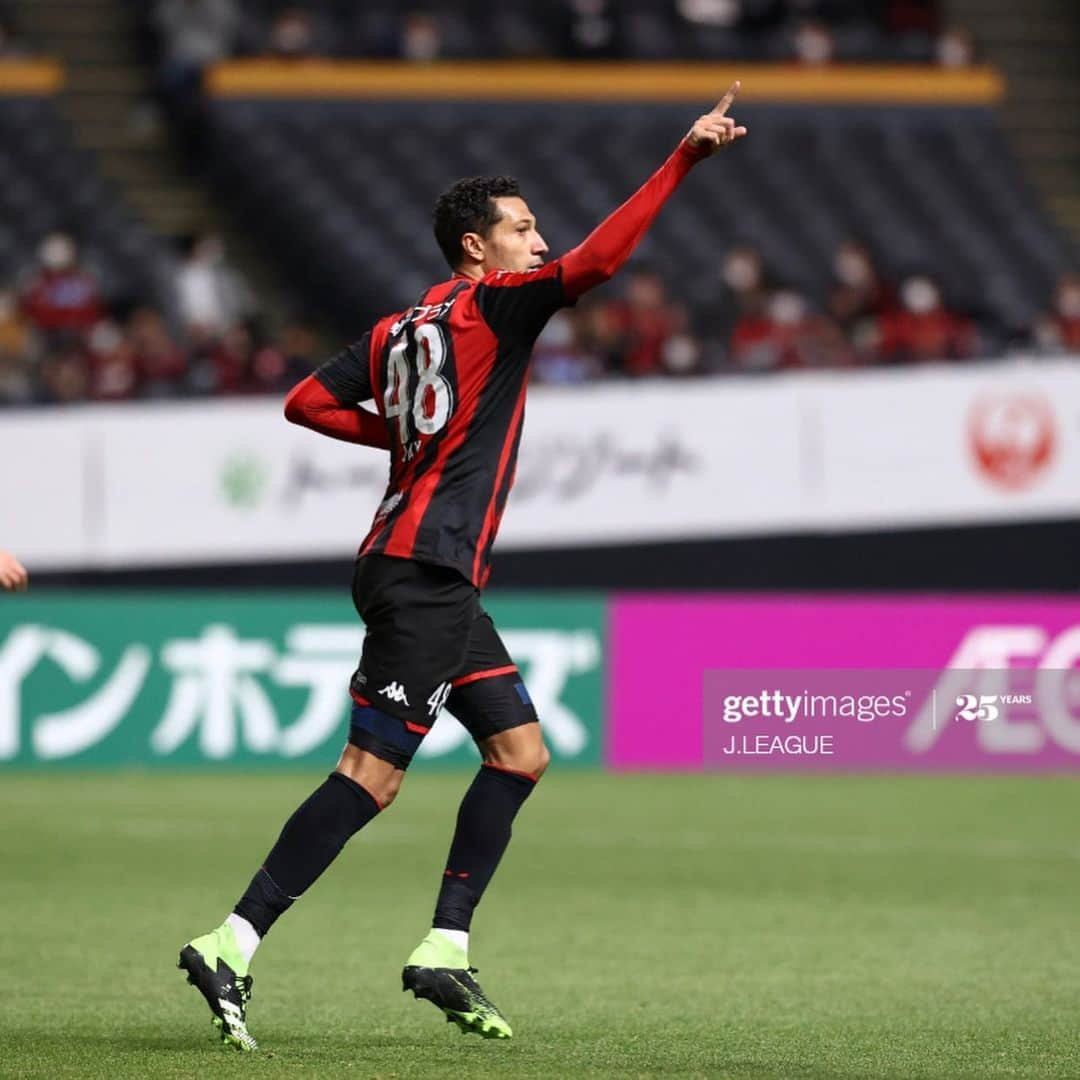 ジェイ・ボスロイドさんのインスタグラム写真 - (ジェイ・ボスロイドInstagram)「Yesterday was a day of mixed emotions, we lost a game we really could have won, our poor defending gifted Cerezo 3 goals, from an attacking point of view we could have scored 1 or 2 more we got into very good positions but it just wasn’t to be!  I was happy that I could score again in the last home game of the season but I’m very disappointed we lost!  Yesterday @naoki_ishikawa02 and Haya decided it was time to retire at the end of the year, they both have had fantastic careers and I am lucky to have met them, they are not just teammates they are my friends now and I will never forget them!  We still have two more away games of the season and we have to focused on getting 6 points, we have a lot to work on this week!  We need to finish the season strong. Next year we have to address our defensive frailties we need to stop conceding stupid goals, if we can do that we will really be contenders. We have to demand more out of each other we need to have higher standards, to me football is life or death it’s not just a game and this is what drives me, yes I can be moody,critical and angry sometimes but that only because I know we can do better and of course I hate loosing. I promise I will be better, age is nothing but a number and many footballers are proving that now like @iamzlatanibrahimovic @iamjermaindefoe and many other players especially in Italy!   I believe in myself and my team!!  #consadole#team#together#win#belief#determination#striveforgreatness#blessed#hardwork#dedication#soccer#football#training#japan#jleague#adidas#adidastokyo」12月6日 12時39分 - jaybothroyd