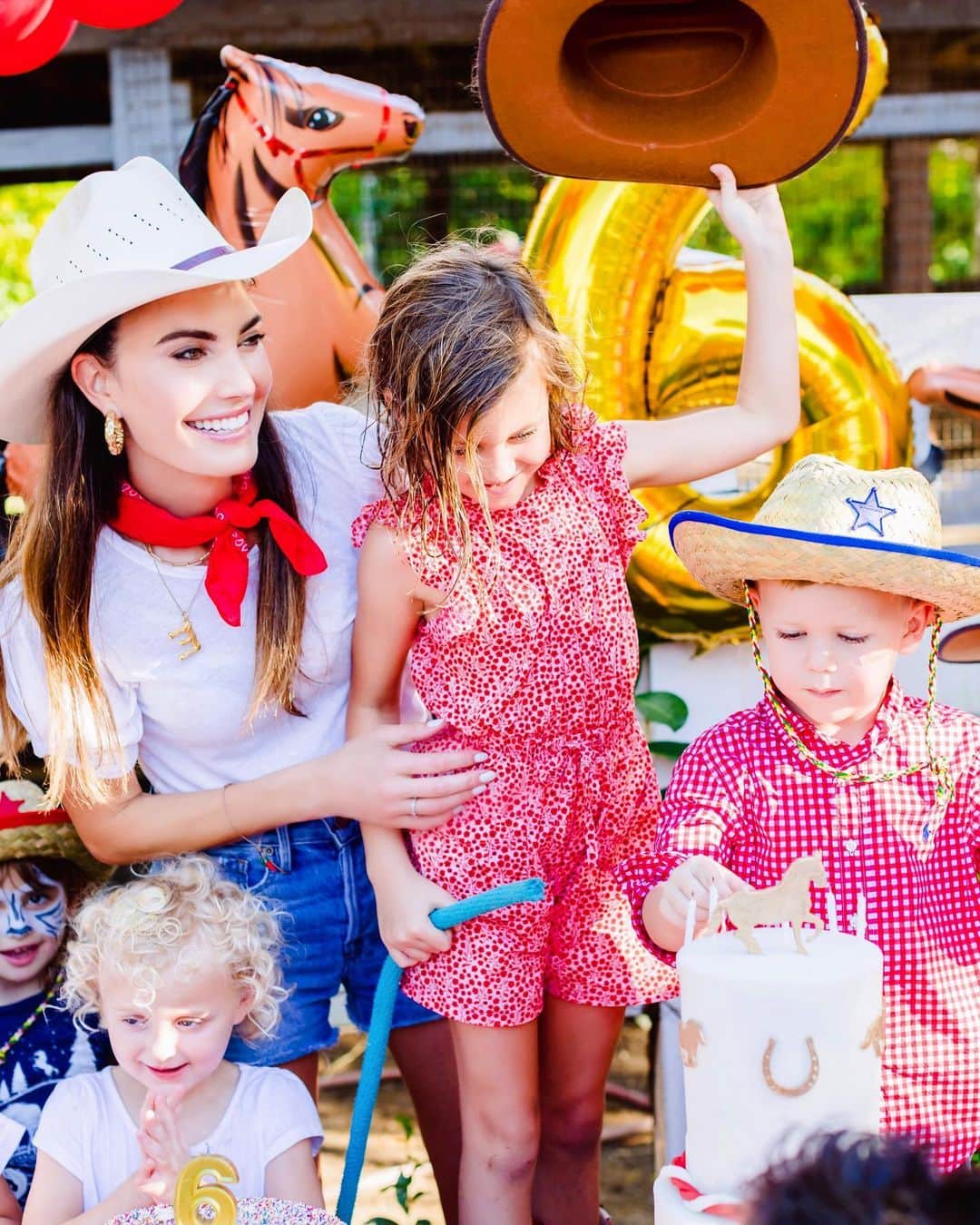 Elizabeth Chambers Hammerさんのインスタグラム写真 - (Elizabeth Chambers HammerInstagram)「✨S I X ✨ Pony rides, farm animals, apple bobbing, pie tossing, chicken feeding, two-stepping and the most delicious cowboy bbq in honor of our extraordinary Hops. It was a fulll bday week, but wouldn’t have it any other way. A mill more photos to come, bc @lisareid_photography fully captured the magic per usual. Happy Birthday, Hopsey! 🐴🎂🎈」12月6日 12時41分 - elizabethchambers