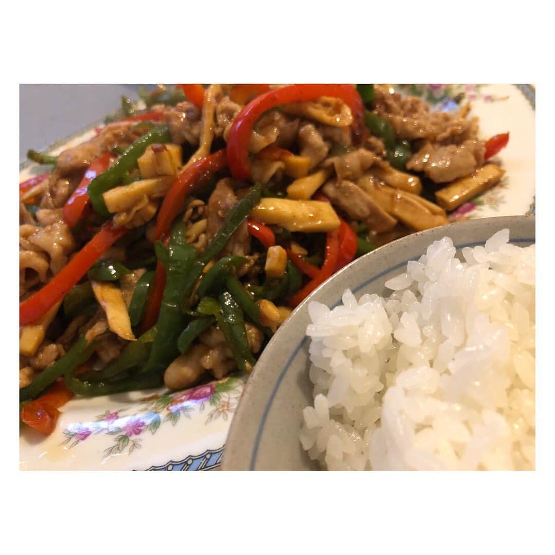 柳野玲子のインスタグラム：「夫ごはん😋✨ 最近、お料理と洗い物を頑張ってくれて感謝です(*´꒳`*) ガッツリメニューで免疫力アップ、今年はコロナ対策の効果もあり風邪すらひかず元気でいられています✨ コロナ感染者も日に日に増えており心配ですが、今後もリスクの高い行動は避け、感染しない＆させないように引き続き対策を徹底してお仕事頑張ります😊✨ 今日も素敵な一日を💓 #夫ごはん #感謝」