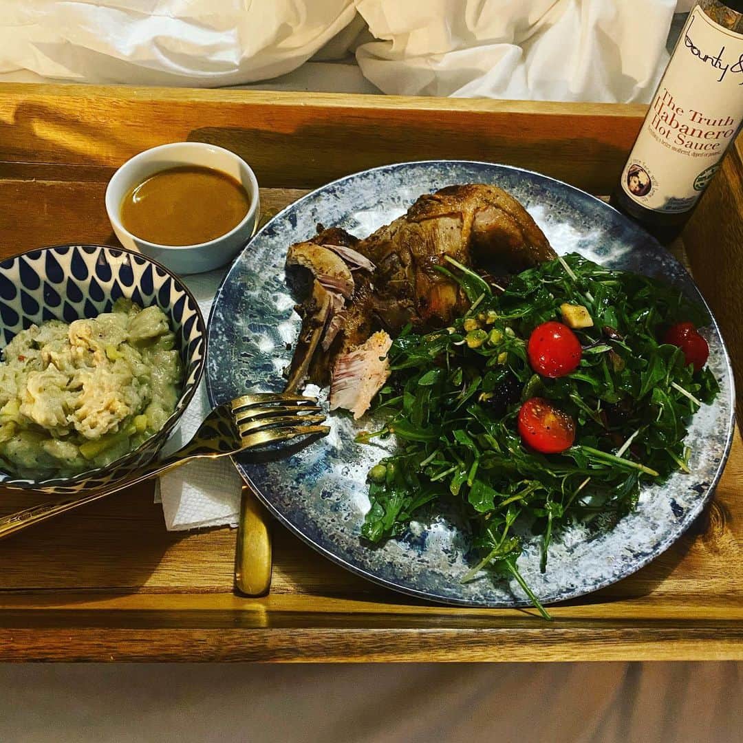 ケリスのインスタグラム：「Saturday night dinner in bed ❤️」