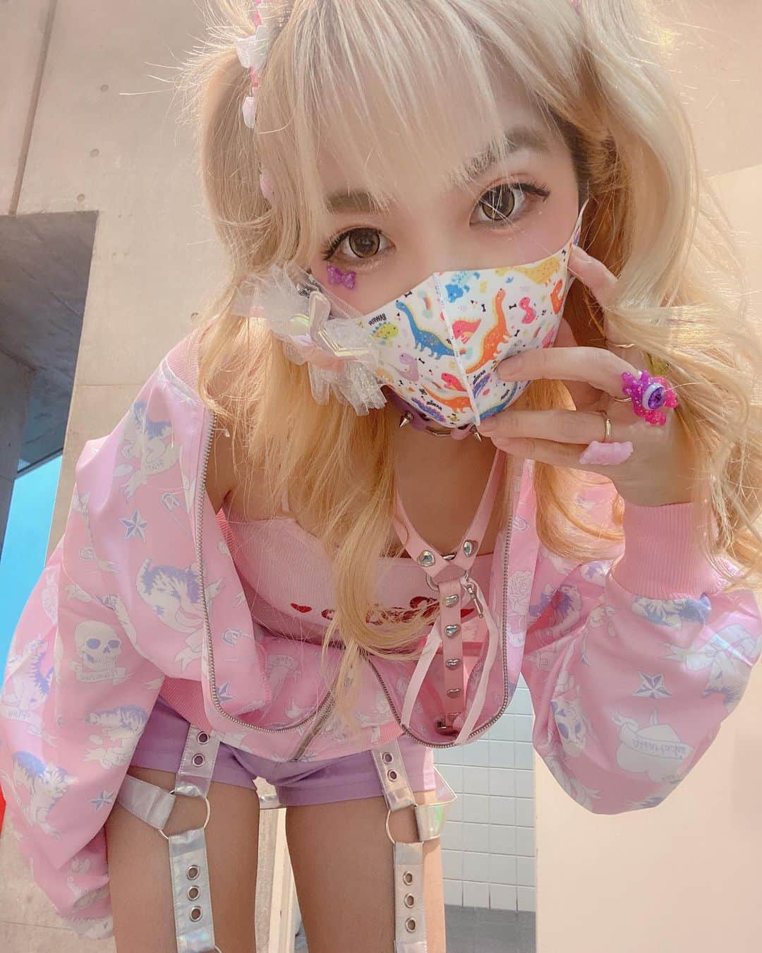 あさちるのインスタグラム：「原宿で撮影でした🧚🏻‍♀️💖 色々な思いをお話ししたよ。 自分の好きを貫こう。  自由でいよう。 💖 wear @listenflavor_harajuku @listenflavor777  @listenflavor_official」