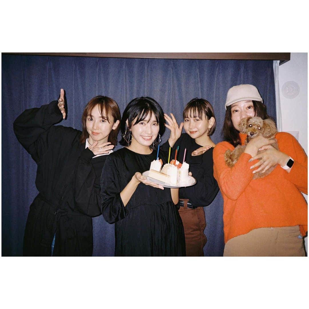 のインスタグラム：「フィルムの現像なかなか出せなくて時差がすごいけど、10月は日笠さんとなゆちゃんの誕生日でした🎂﻿ ﻿ お祝い続きで楽しかったなぁ﻿ 大好きな人たちのお誕生日を毎年祝えてしあわせです♡﻿ ﻿ ﻿ 🎞Kodak colorplus 200﻿ ﻿ #camera#filmcamera#filmphotography#film#Kodakcolorplus200#フィルムカメラ#フィルム#ogumomofilm」