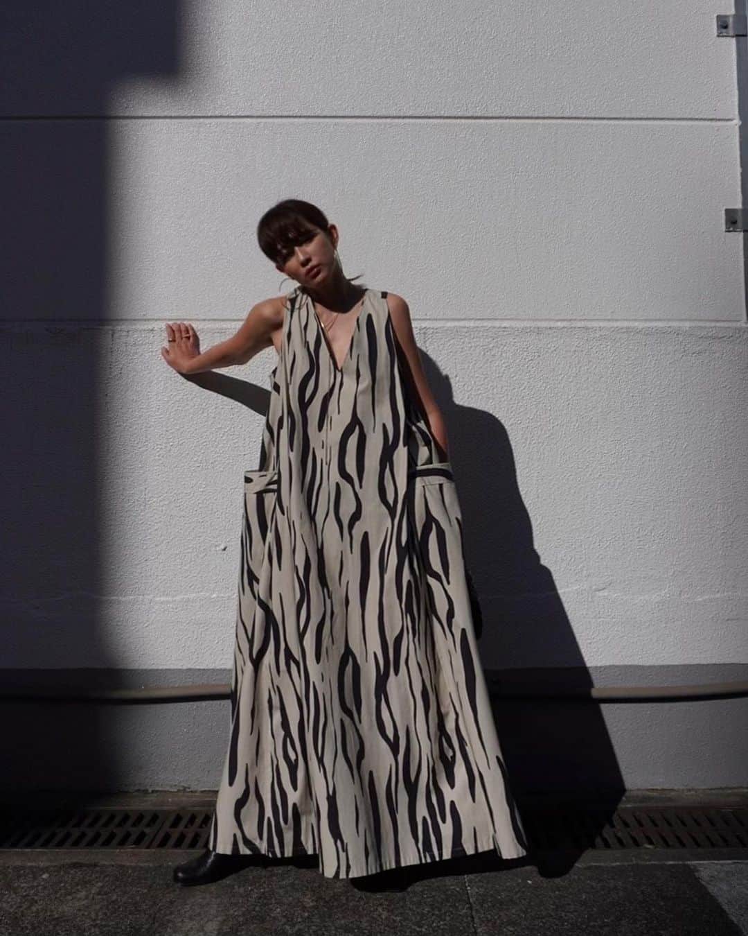 のインスタグラム：「【先行受注】  @etretokyo  #2021ETRE_ss  ETRÉ TOKYOでは珍しい柄ものにチャレンジしました  コットン100%の🦓ワンピース  気分にハマって大のお気に入り。  今回の展示会で着ていたものです。  カスタードカラーと写真のブラックの2色展開  このSS Collectionの中でも特別な存在のワンピース とにかくシルエットが最高に可愛いのです...  今日公開のYouTubeでも着ているので是非ご覧下さい  🌿2021 SPRING COLLECTION PRE ORDER  ⚪️ONLINE STORE 12/10(木)19:00 -12/17(木)12:00PM  ⚪️LUMINE SHINJUKU 12/10(木) -12/16(水)  #etretokyo #春服 #春#春コーデ#春メイク#156cm#bottegaveneta#YouTube#21SS」