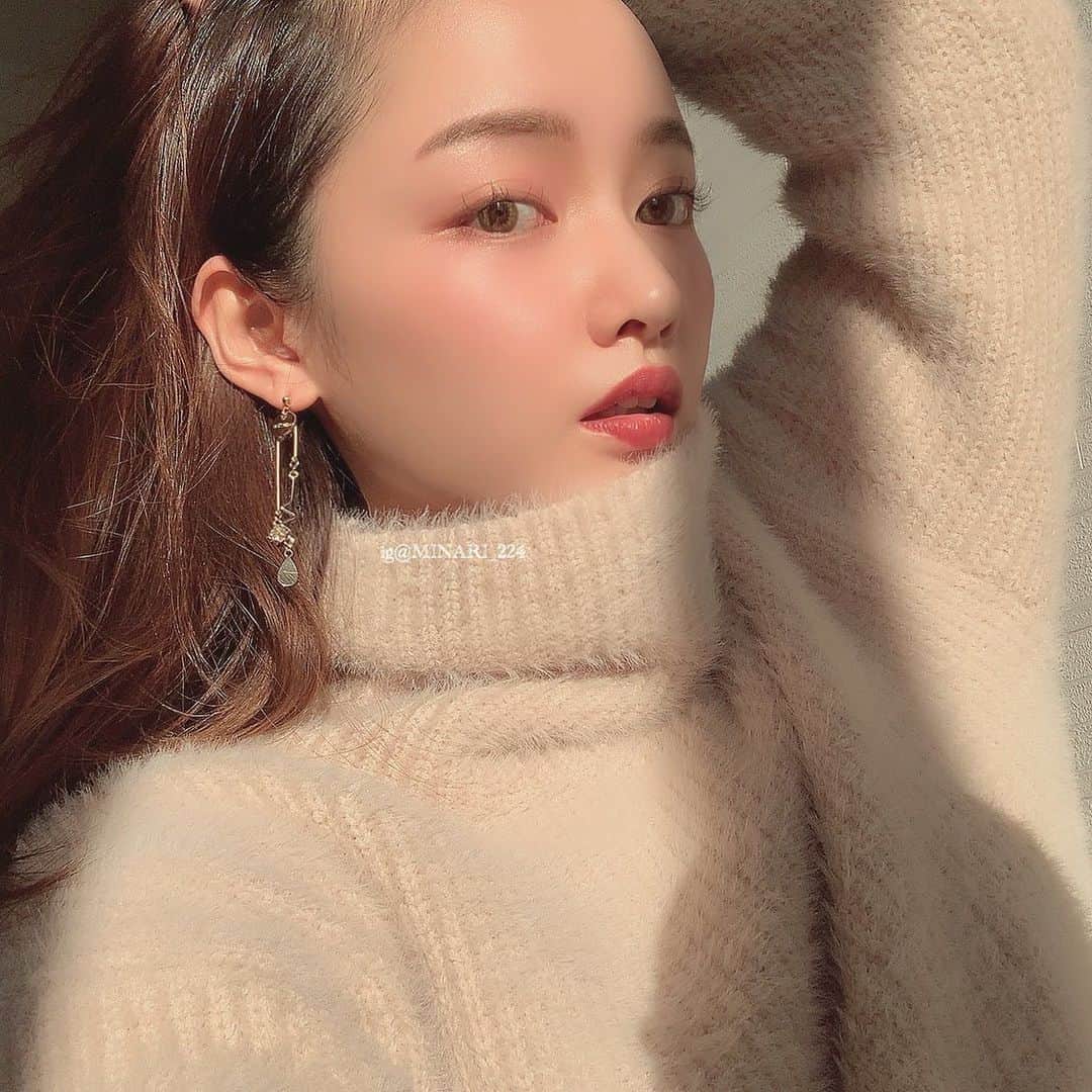 minari_224のインスタグラム：「⑅ ニットとピアスが届いた♡ ピアスは、りなちゃんのmerue🥺 箱までかわいくて軽くて、 こだわりと優しさが詰まっててきゅんとした☺️♡♡ . ニット: @__lilou__official  ピアス: @merue_official @rinatea_25  #merue #メルエ #アクセサリー」