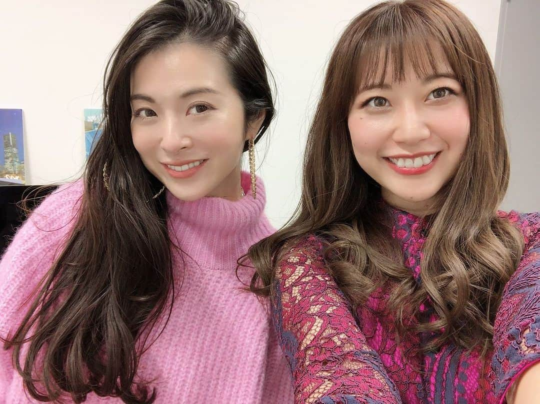 ふくい舞のインスタグラム：「昨日はぴあさんのお声がけいただき久しぶりに皆の前で歌わせていただきました😆  コロナ禍の中、沢山の方々に支えていただき、デビュー前からずっと切磋琢磨してきた山本加津彦さんや、シンガーのいつかちゃんとアクリル板を挟んでイベントができました。  どんなところで歌っても 観にきてくれるファンの方のお顔に会えて サイン会はできなかったけど  大好きな人たちの笑顔に囲まれ歌うことができて 当たり前のことをすることが本当に難しい時代だからこそ 私にとって、かけがえのない時間を過ごせて嬉しかったです。  花火まで観れました。  今年初の花火  みんなも観れたかなー？  寒い中足を運んでくださった皆様 有難うございました。  イルミネーションのカラフルを観るとテンション上がるから 私も元気カラーのピンクにした💗  いつかちゃんもピンク💗  良い日曜日を！  次は２６日のワンマンライブで会えたらハッピーです^ ^  #ハンマーヘッド横浜  #山本加津彦」