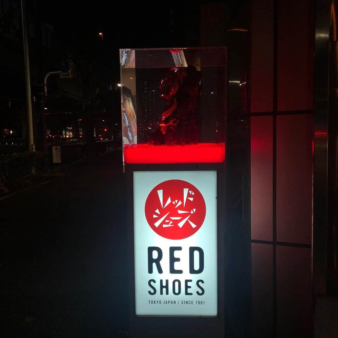 菊池かなこさんのインスタグラム写真 - (菊池かなこInstagram)「. 南青山の @redshoestokyo へ✨ . かなり歴史が長くて 日本はもちろん、 世界のロックミュージシャンが集まる聖地だそう🎸 有名なミュージシャンの方もよくいらっしゃるそう、、 . ライブハウスになったりBARになったりですが、 中華がかなり本格的でびっくり！ シェフは一流中華料理店で 40年働いていたベテランの方だそう そしてお値段も良心的です✨ . ✔︎前菜 ✔︎餃子 ✔︎油淋鶏 ✔︎青椒肉絲 ✔︎四川坦々麺 . トマト&チーズの餃子がめちゃくちゃ美味しそうなので 今度お持ち帰りします！🍅 . 場所は高速高樹町のところなので、 表参道から歩くのが一番近いです✨ 六本木や乃木坂からでも！ 頑張れば渋谷からも歩けるかな🚶‍♀️ 落ち着いていてとても居心地良かった！ . 昔はライブハウスとかよく行ってた🎤 また行きたいと思いました🎼 . . ୨୧┈┈┈┈┈┈┈┈┈┈┈┈┈┈┈┈┈୨୧ @redshoestokyo #redshoestokyo #六本木ラーメン#六本木中華#東京タワーのロケ地 #世界のロックセレブ御用達#ロックバー#西麻布徒歩圏内 #六本木グルメ#六本木ディナー#西麻布グルメ#西麻布ディナー#東京グルメ」12月6日 13時06分 - canana_kanako