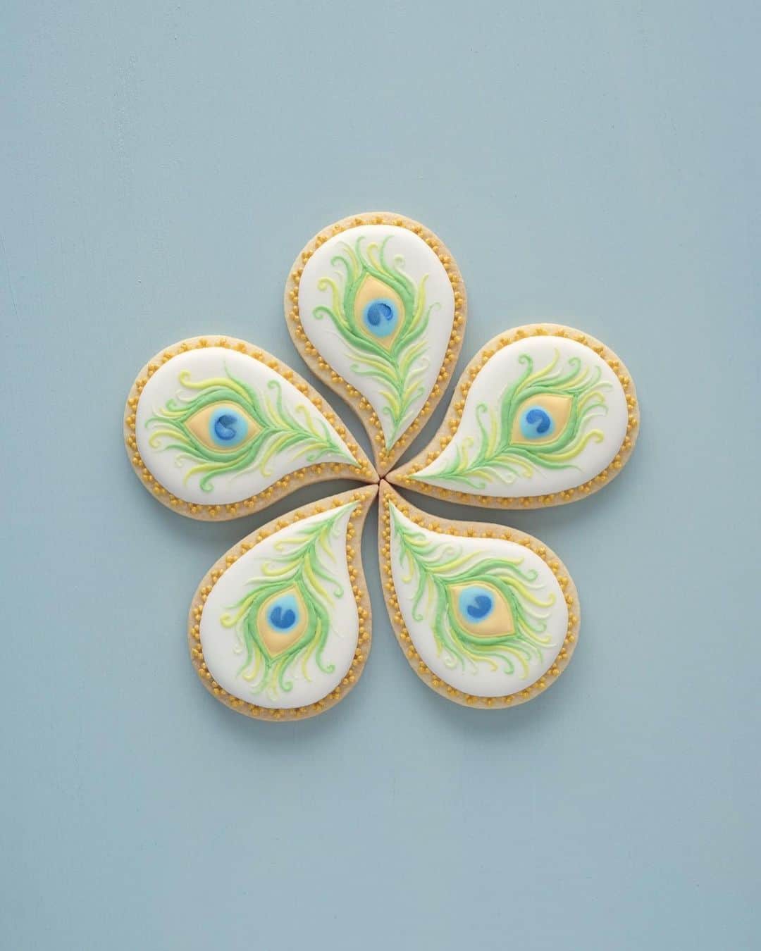 KUNIKAのインスタグラム：「Peacock feather cookies 🦚 There are many kinds of birds, swans, parrots, squirrels, etc. in London parks, but @kewgardens and @holland_park are one of my favorite parks because they have lovely peacocks❤︎  ロンドンの公園には様々な種類の鳥や白鳥、オウム、リスなどがいるのですが、Kew gardensとHolland parkには孔雀が放し飼いされていて、散歩しながら間近で見る事ができます。 ぜひスワイプして見てみてください🦚 まだ一回も羽根を広げたところは見てないから、いつかタイミングよく見れたらいいなぁ。 もし他にも孔雀がいる公園ご存知の方いたら、ぜひ教えてください😊🤍  #artofkunika」