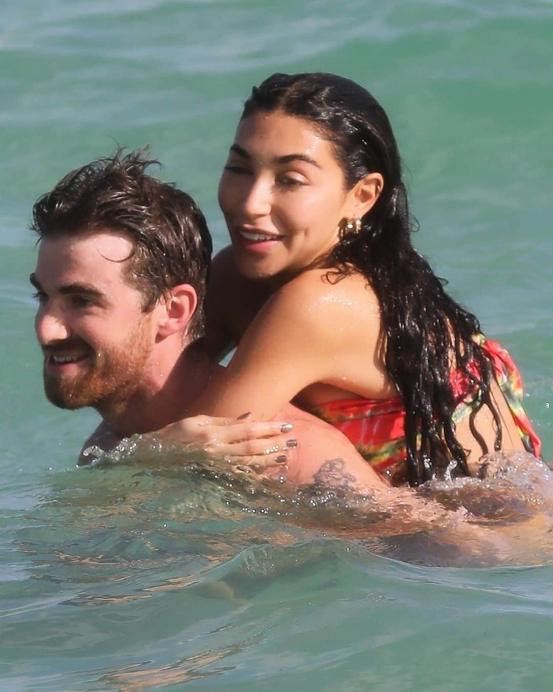 Just Jaredさんのインスタグラム写真 - (Just JaredInstagram)「@thechainsmokers’ @drewtaggart & girlfriend @chanteljeffries bare their hot bods during a day at the beach! #DrewTaggart #ChantelJeffries Photos: Backgrid」12月6日 13時18分 - justjared
