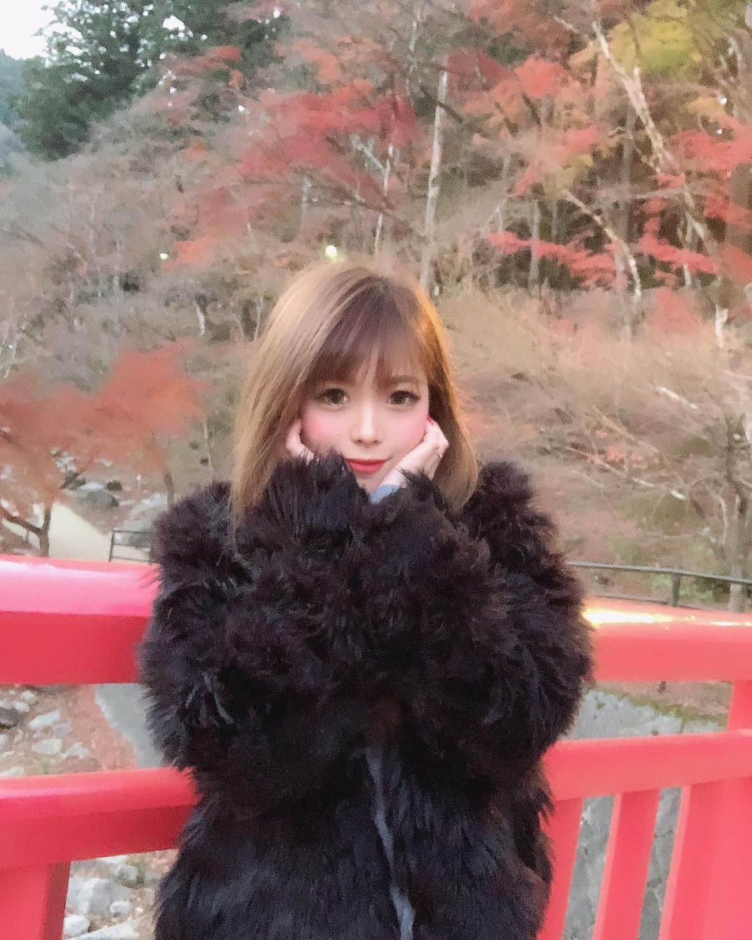 さきのインスタグラム：「香嵐渓行ってきた〜🍁 . . ちょっぴり枯れておった😑笑 . . 念願の鮎食べれたから満足💗 . . #香嵐渓 #紅葉 #紅葉スポット」