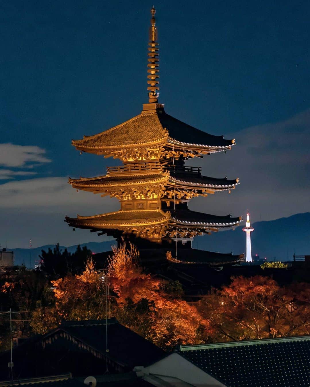 masayaのインスタグラム：「八坂の塔と京都タワー Yasaka Pagoda Kyoto 手持ち撮影 先日のスカイツリーの手持ち撮影はシャッタースピード1/20だったが、自己新記録の1/15での撮影。 ほぼ手ぶれの中唯一の１枚。 八坂の塔にピントを合わせなおかつ京都タワーもあまりボケさせたくないので、絞りはF6.3。かなりの暗さなので、ISO12800に設定。(それでも暗い) 明るく設定し過ぎると京都タワーのディテールが飛んでしまうので注意。 あとはLightroomで明度調整とノイズの軽減。 Lens: SEL24105G」