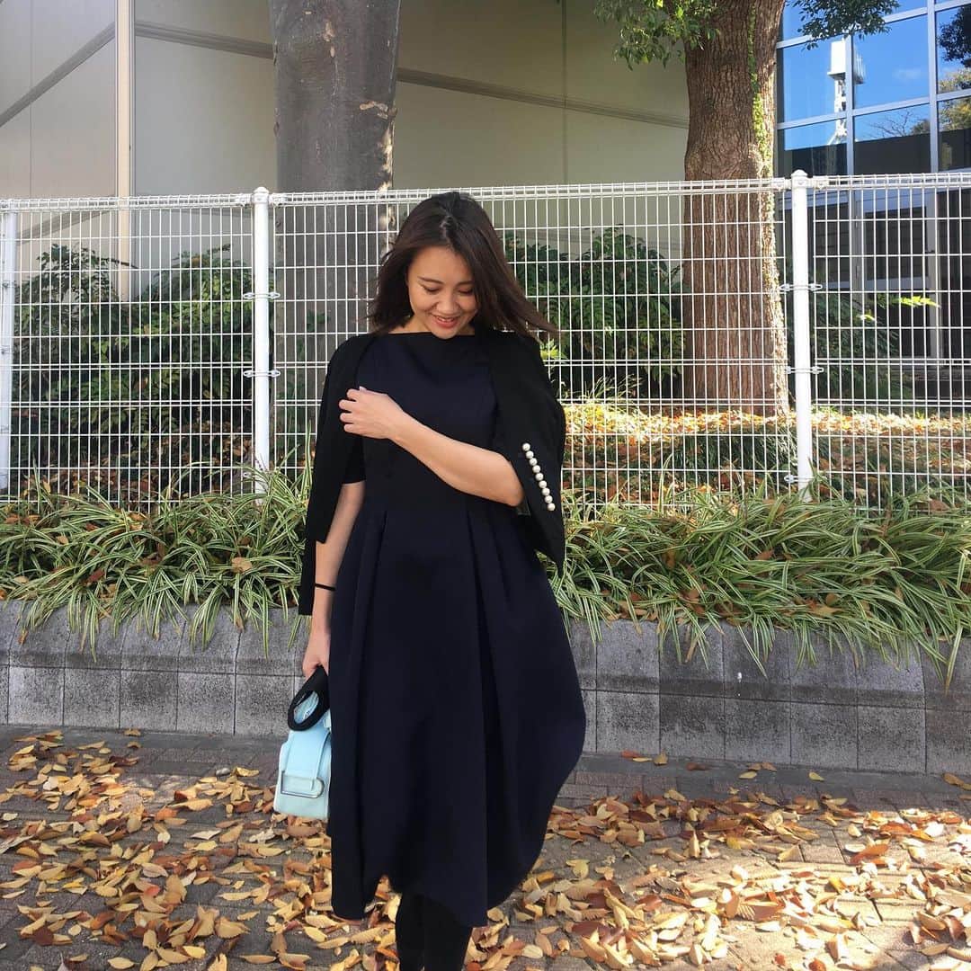 増山敬子のインスタグラム：「おっはようございます☀️ 今日は晴れて嬉しいっ😊 昨日急に寒くなって、ウーバーのデリバリーで映画を観ながら、感動し過ぎて鼻水が流れてました😂最近、涙と鼻水流れちゃって大変です笑 気温差でみんな体調崩さないようにね！ #mamacoordinate #カーディガン#chesty#チェスティ #ワンピース#celford #セルフォード #バック#delvaux #デルヴォー #fvecフリマ 冬物沢山出品しました♡アウターやセーター、ワンピースに、パンツ。お時間ある時に見てみてくださいね^_^」