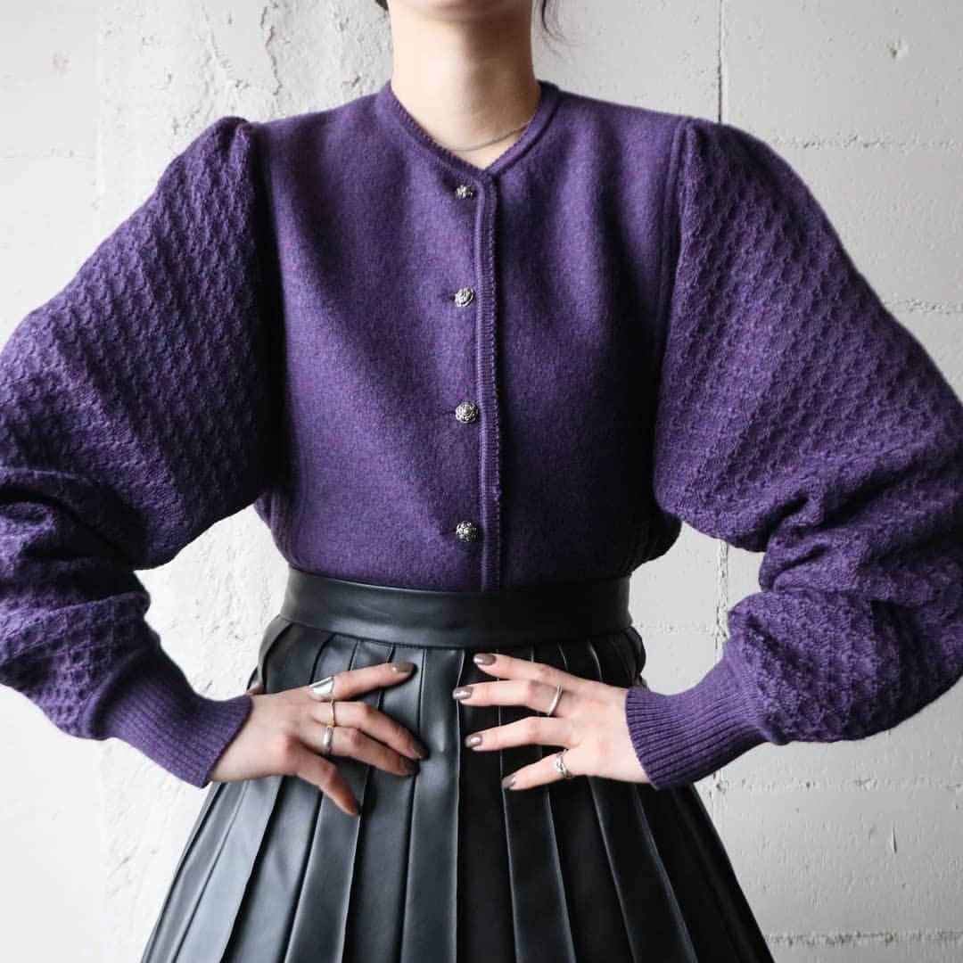 吉祥寺 古着屋 Orfeoのインスタグラム：「. Vintage Tyrolean Cardigan  #orfeo #kichijoji #tokyo #vintage #used #fashion #coordinate #outfit . . . スタッフ募集についてはこちら→https://www.instagram.com/p/CHcEl3Tl1Sk/?igshid=1j1r0z0xinhmp .  お問い合わせはインスタグラムのプロフィール掲載のメールアドレスにお願いいたします。コメント、DMでのお問い合わせは受け付けておりませんのでご了承ください。 ONLINE SHOPの商品も店頭にてご購入頂けます。気になる商品がございましたらスタッフにお声掛けください。  新型コロナウィルス感染拡大防止策を徹底した上で営業をしております。マスクの着用、入店時にアルコールでの消毒をお願いいたします。」