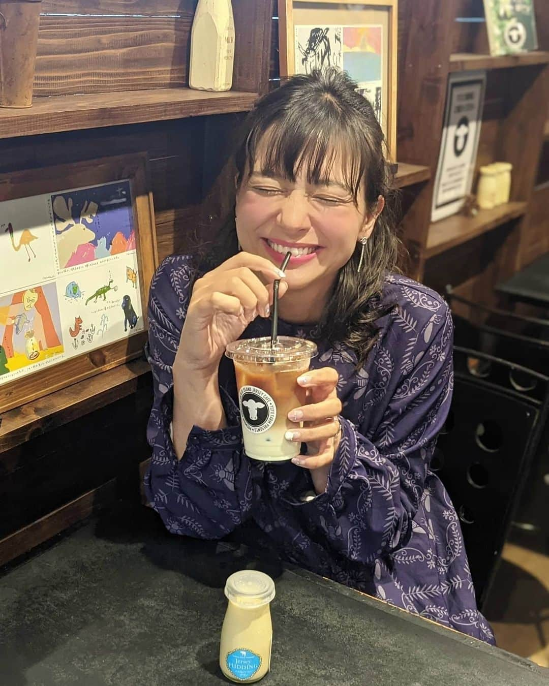 芳美リンさんのインスタグラム写真 - (芳美リンInstagram)「ヨガのあとは、﻿ ジャージーカフェで一息。﻿ ﻿ 八丈島牛乳を使った、﻿ ソフトクリーム&プリン、アイスカフェラテ、﻿ どれも絶品でした❤﻿ ﻿ 八丈島名物、明日葉味と。ミルク味の、﻿ ハーフ&ハーフのソフトクリームは、﻿ 美味しすぎて驚きの声を上げてしまいました。﻿ ﻿ かなり気に入って、帰宅前にリピしました😀﻿ また絶対に行きたい！🐮🐮﻿ ﻿ ﻿ ﻿ @hachijomilk #pr﻿ #ソフトクリーム#ジャージー牛乳#明日葉﻿ #八丈島#ジャージーカフェ#八丈島乳業#ゆーゆー牧場#pr﻿ #旅したくなるフォト#牧場ソフトクリーム#明日葉ソフトクリーム﻿」12月6日 13時25分 - lynn.lynn5