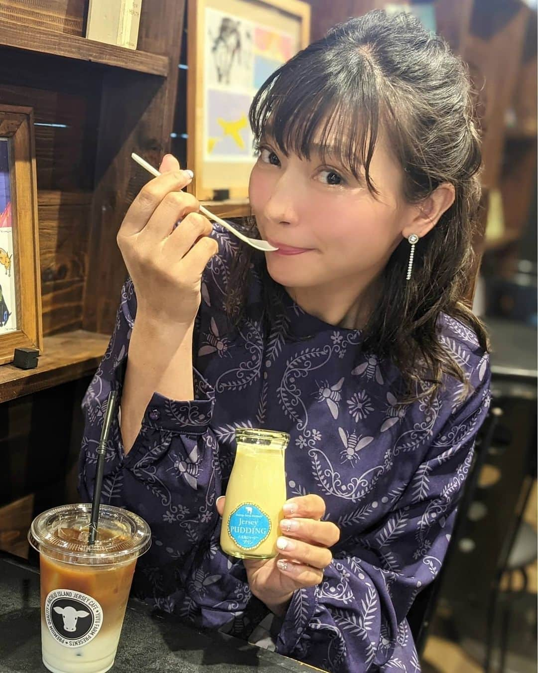 芳美リンさんのインスタグラム写真 - (芳美リンInstagram)「ヨガのあとは、﻿ ジャージーカフェで一息。﻿ ﻿ 八丈島牛乳を使った、﻿ ソフトクリーム&プリン、アイスカフェラテ、﻿ どれも絶品でした❤﻿ ﻿ 八丈島名物、明日葉味と。ミルク味の、﻿ ハーフ&ハーフのソフトクリームは、﻿ 美味しすぎて驚きの声を上げてしまいました。﻿ ﻿ かなり気に入って、帰宅前にリピしました😀﻿ また絶対に行きたい！🐮🐮﻿ ﻿ ﻿ ﻿ @hachijomilk #pr﻿ #ソフトクリーム#ジャージー牛乳#明日葉﻿ #八丈島#ジャージーカフェ#八丈島乳業#ゆーゆー牧場#pr﻿ #旅したくなるフォト#牧場ソフトクリーム#明日葉ソフトクリーム﻿」12月6日 13時25分 - lynn.lynn5