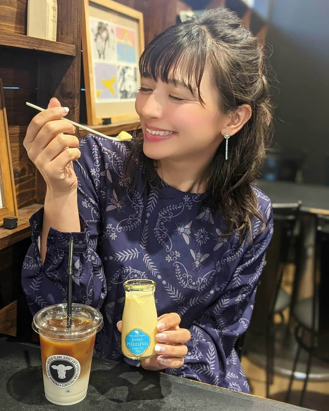 芳美リンさんのインスタグラム写真 - (芳美リンInstagram)「ヨガのあとは、﻿ ジャージーカフェで一息。﻿ ﻿ 八丈島牛乳を使った、﻿ ソフトクリーム&プリン、アイスカフェラテ、﻿ どれも絶品でした❤﻿ ﻿ 八丈島名物、明日葉味と。ミルク味の、﻿ ハーフ&ハーフのソフトクリームは、﻿ 美味しすぎて驚きの声を上げてしまいました。﻿ ﻿ かなり気に入って、帰宅前にリピしました😀﻿ また絶対に行きたい！🐮🐮﻿ ﻿ ﻿ ﻿ @hachijomilk #pr﻿ #ソフトクリーム#ジャージー牛乳#明日葉﻿ #八丈島#ジャージーカフェ#八丈島乳業#ゆーゆー牧場#pr﻿ #旅したくなるフォト#牧場ソフトクリーム#明日葉ソフトクリーム﻿」12月6日 13時25分 - lynn.lynn5