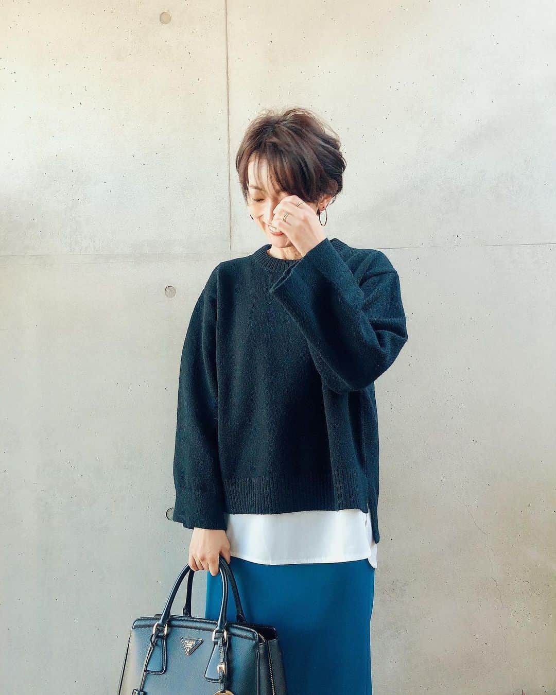 石井のり子のインスタグラム：「** #ootd ハッシュパピーのストーリーズにたくさんのメッセージありがとうございました！ 嬉しかったです♡ * * 最近娘の下の歯が生えてきました。 米粒みたいで可愛いです♡笑 #米粒 * * tops @basement_online  skirt @styledeli_official  bag @prada  * * #coordinate #outfit #fashion #fashionstyle #knit #prada #ママコーデ #ママファッション #アラフォーママ #0歳児ママ」