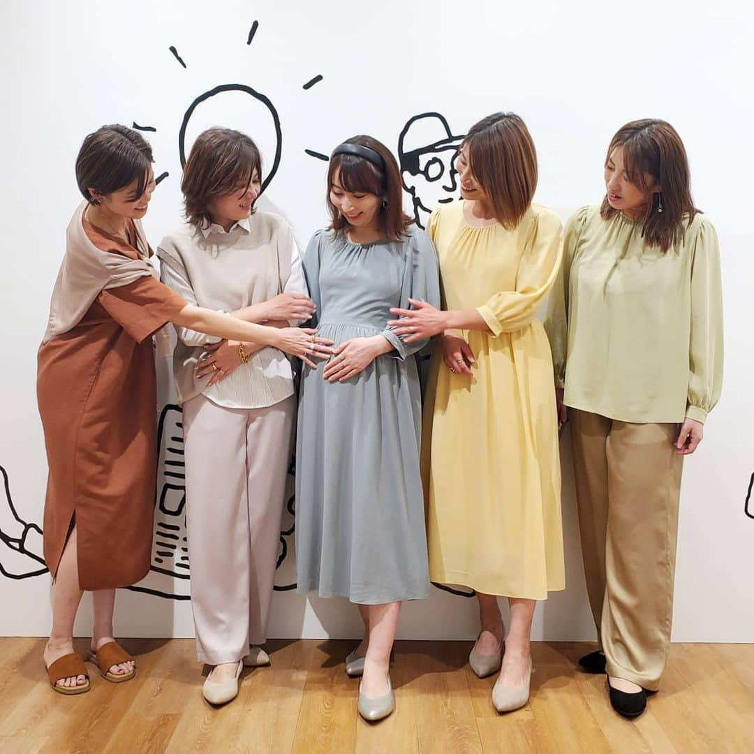 aicoco0202さんのインスタグラム写真 - (aicoco0202Instagram)「. . . . . . ★#uniqloginza2021SS Collection★ . . . . . . 昨日はUNIQLOの春夏展示会へ🌷 . . . . 今季は新しい生活様式に合わせた服をコンセプトに、 着心地が良くお手入れのしやすいITEMが豊富！！ . . . 中でも1番気になったのが2・3枚目で履いてる サテン素材のリラックスパンツでした❤ . . ツヤっとした光沢のある上品な素材に、 後ろゴムなのに前はキチンと見えするデザインで ちょっとくすんだ色味のカラー展開も素敵〜🥰✨ . ゆったりしたシルエットでラクチンきれいだし、 これは色違いで絶対に買う！！！ . . . おとなりの @mi_0730_mk が履いてる #スリムストレートハイライズジーンズ も シルエットがキレイですごくよかったな〜💕💕 . . . . . あと大好きなウルトラストレッチ素材のパーカが メンズラインからもついに出るんだって(7枚目)😍🎵 . . これは大きめサイズでゆるっとだぼっと着たい👍 . . . . 10枚目のイネスコラボのブラウスも シンプルだけどツヤっとした高見え素材に さり気ない刺繍が可愛くてひと目ボレしました❤ . . シンプルにデニムと合わせたら絶対可愛いやつ〜😚💕 . . . . . まだ冬本番はこれからだけど、 年明けから発売のITEMもあるみたいなので 新作もこまめに要チェックです🙋‍♀️🙋‍♀️🙋‍♀️ . . . .  @uniqlo @uniqlo_ginza @uniqlo_with  . . . . . #UNIQLO#ユニクロ#ユニジョ#大人ユニクロ部#メンズを着こなすユニジョ#展示会#ユニクロ展示会#春夏展示会#2021SS#30代ファッション#30代コーデ#アラサーコーデ#プチプラコーデ#プチプラファッション#シンプルコーデ#大人カジュアル#きれいめカジュアル#カジュアルコーデ#シンプルコーデ#ママコーデ#ママファッション#お洒落さんと繋がりたい」12月6日 13時32分 - aicoco0202