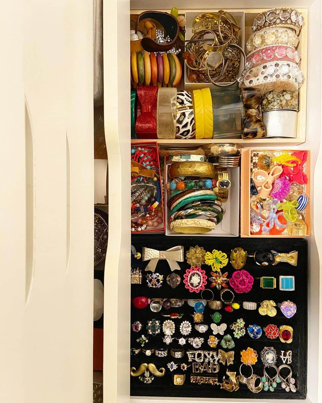 おおたうにさんのインスタグラム写真 - (おおたうにInstagram)「💍casual rings & bangles💎 ちまちま大掃除スタート中。遡れば小学生の頃から集めてる指輪ちゃんたちなど。2段です。そしてちゃんとした宝石類は別の箱。チェーン系のブレスレットは別の棚です。量😆‼️ #今日のアクセサリー #accessoriesoftheday #大掃除 #一度フルで使ってから今後を考えたい #IKEAの書類棚 #収納術」12月6日 13時33分 - outa_uni