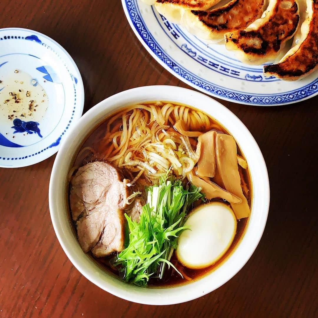 志摩有子さんのインスタグラム写真 - (志摩有子Instagram)「ラーメンと餃子の日曜日。 OMAKASEでの予約制になった飯田商店で予約競争に敗れ😂湯河原に行ったのにお土産だけ手配して帰るという。 届いた醤油らぁ麺に自家製煮豚とメンマ、卵。冷凍だからお店そのままの味。 餃子はデパートの催事で買った宇都宮餃子。  #おうちで飯田商店」12月6日 13時44分 - ariko418