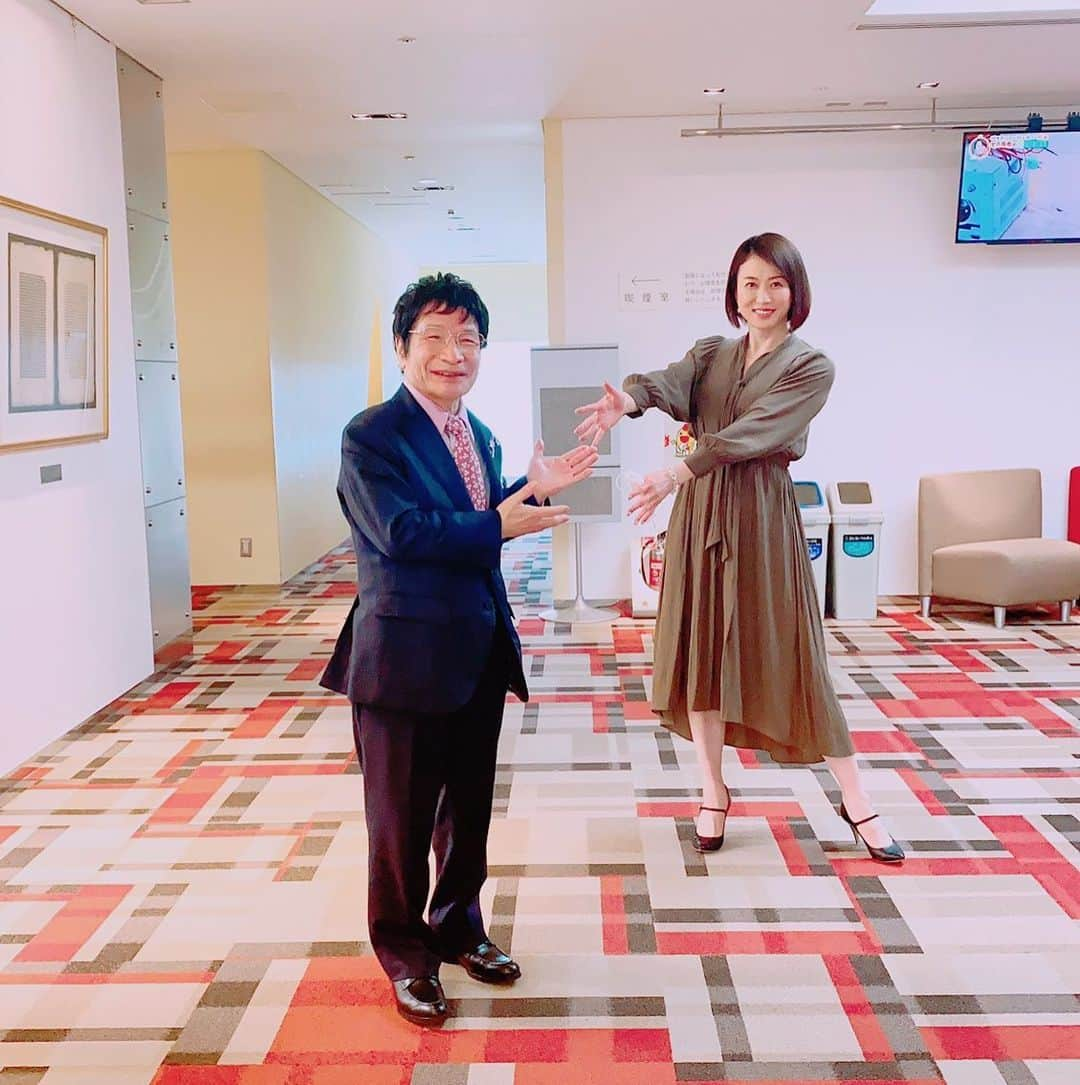 田中雅美さんのインスタグラム写真 - (田中雅美Instagram)「本日はシューイチに出演させていただきました。  ・ ・ 尾木ママこと、尾木先生と久しぶりにお会いできて嬉しかったです♡  ・ ・ 尾木ママには癒しの力があって、お話していると、いつの間にかほっこりした気持ちになります。  ・ ・ そして、今回はスタジオから参加させていただきました。 （打ち合わせはリモート、ギリギリまでマスク着用、ソーシャルディスタンスを取りながら…）  中山秀征さんや片瀬奈々さん、中丸くん、手嶋さんにもお会いできて、スタッフさんともお顔を見ながらお話ができて、とても嬉しかったです。  ・ ・ やっぱりお顔を直接見ることができると、声を直接聞くことができると、温度が感じられて嬉しいものです。  ・ ・ #日本テレビ #シューイチ #中山秀征さん #片瀬奈々さん #中丸くん #尾木ママ #手嶋さん #直接お会い出来てうれしい #気をつけながら #スタジオから参加」12月6日 13時46分 - tanakamasami_official