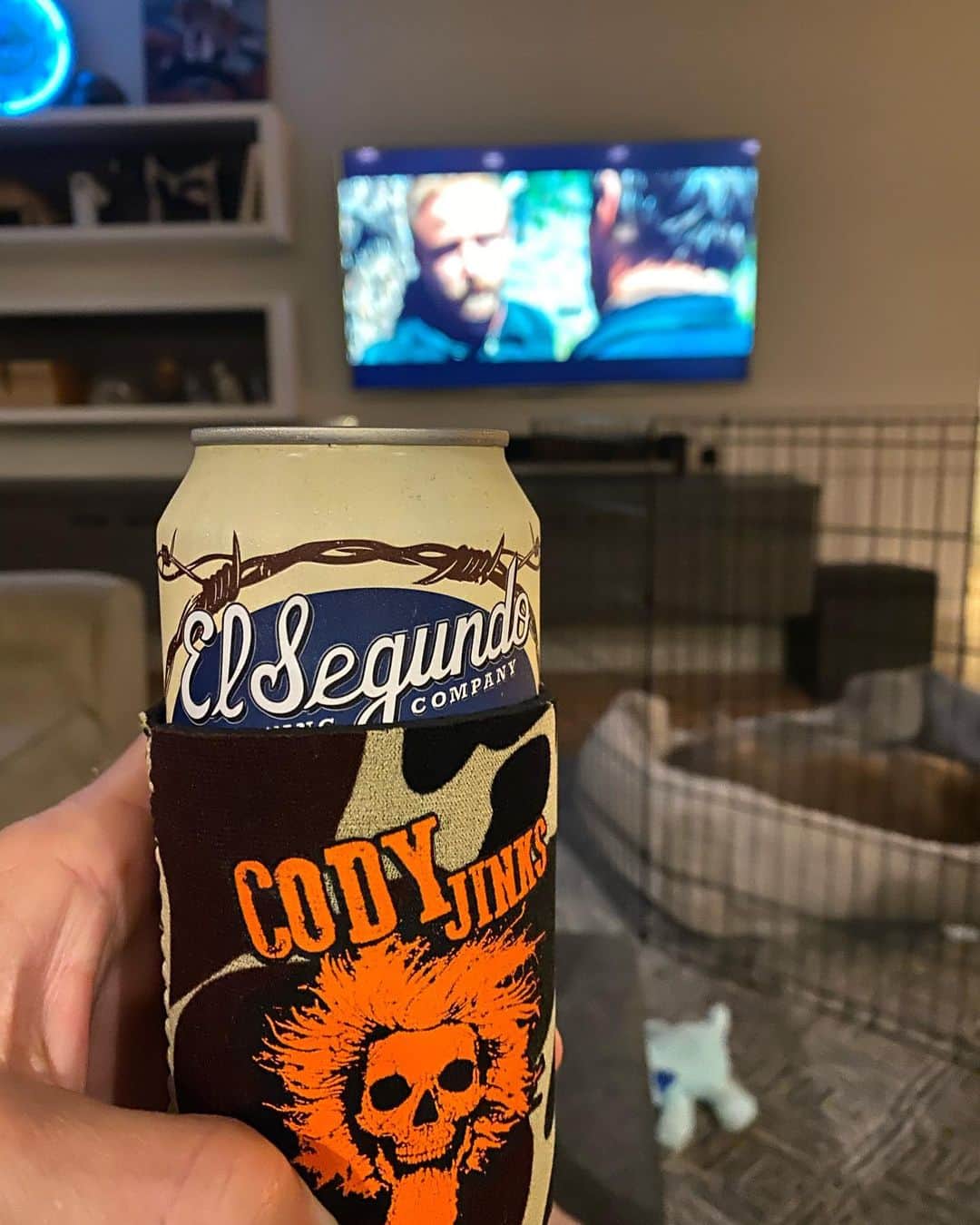 ストーン・コールド・スティーブ・オースチンのインスタグラム：「Saturday night. Swig of Beer! Cheers!  @esbcbrews Broken Skull IPA Best IPA in America.  @codyjinks」