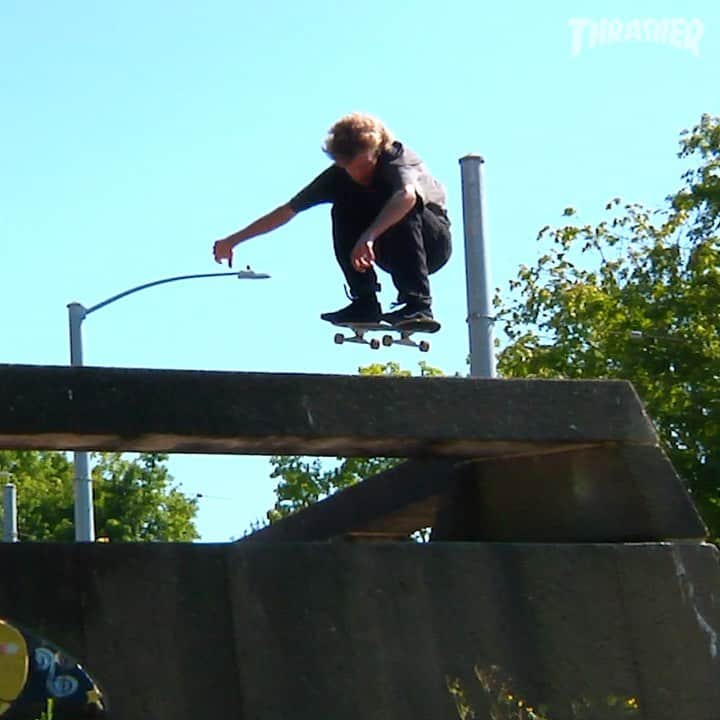 スラッシャーのインスタグラム：「👉🏾 @kirby29 SNAPPED 💥🔨 As seen in @deathwishskateboards UNCROSSED video 📼 Now playing on the Thrasher app 📲」