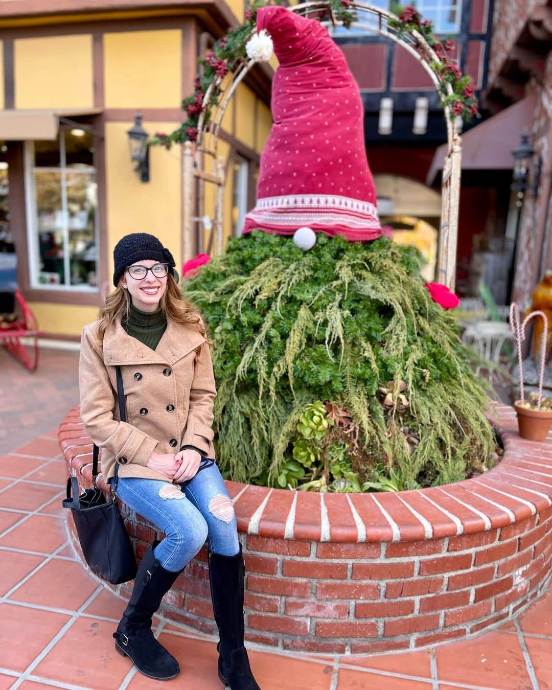 アシュリン・ピアースのインスタグラム：「There’s gnome place like Solvang for the holidays... ❤️」