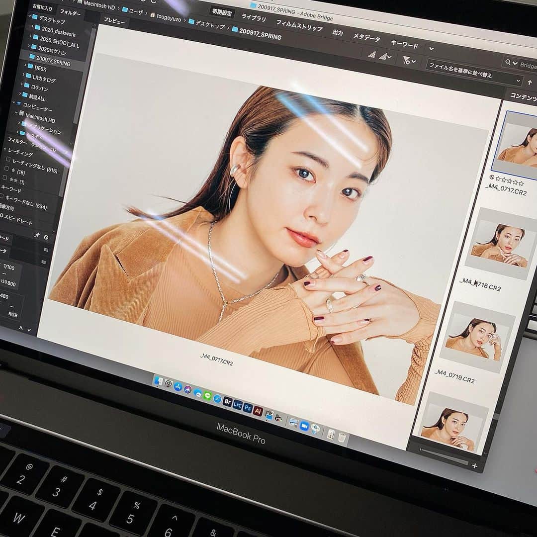 のインスタグラム：「今月の美咲連載はもうチェックしてくれましたか？　「ハンサム女子的眉」をマスターすべく、ヘアメイクの佐川理佳さんに手順を指南してもらいました！　とてもタメになる内容なので、ぜひ😊  #河村美咲#SPRiNG専属モデル#佐川理佳#メイク#眉メイク#オフショット#蛍光灯写り込みすみません🙇🏻#スプリング#SPRiNG#エディターK」