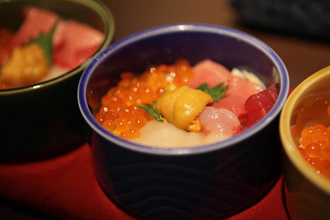 星野リゾート　トマムのインスタグラム：「ビュッフェレストランのニニヌプリでは、「海鮮フェア」を12月限定で開催中。 ここで提供している料理の一つ、海鮮丼。ウニ、イクラ、ホタテ、マグロの人気の海鮮を集めました。 昆布出汁、醤油などを合わせて煮詰めた特製醤油と、いくらには相性の良い柚子を合わせて提供しています。  #HoshinoResorts #星野リゾート #tomamu #hoshinoresortstomamu #星野リゾートトマム #トマム #risonaretomamu #リゾナーレトマム #risonare #リゾナーレ #北海道旅行 #星野集團 #Hokkaidotrip #海鮮 #seafoodbowl」