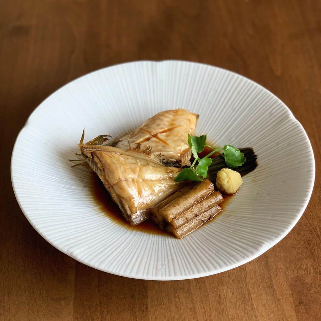 のインスタグラム：「てりってり。ウマヅラハギあら煮  おろし生姜、すこしつけながら  #カワハギ #ウマヅラハギ #あら煮 #せり #ごぼう」
