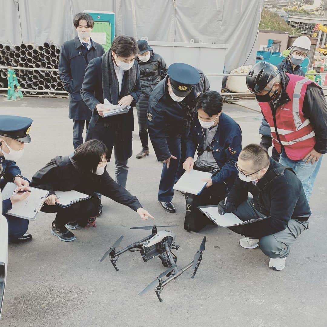 野口克也のインスタグラム：「都内でドローン飛ばすと囲まれる定例行事。 つーか、書面でも出しているのにシステムと番号があっているからいちいち何人もでみにくるのは営業妨害でしかない。つーか、メットかぶれ。」