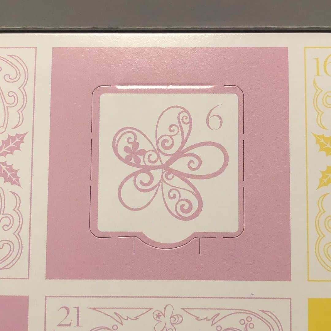 のインスタグラム：「12月6日の宝塚アドベントカレンダー✨ ・ 2度目のホワイトチョコクランチでした。これ大好き💕 ・ ・ #宝塚歌劇団 #アドベントカレンダー #adventcalendar #takarazukaadventcalendar2020  ・ ・ #ナレーター #声優 #西原さおり #voiceover #japanesevoiceover #narrator @saolisample ← #こんな声です」