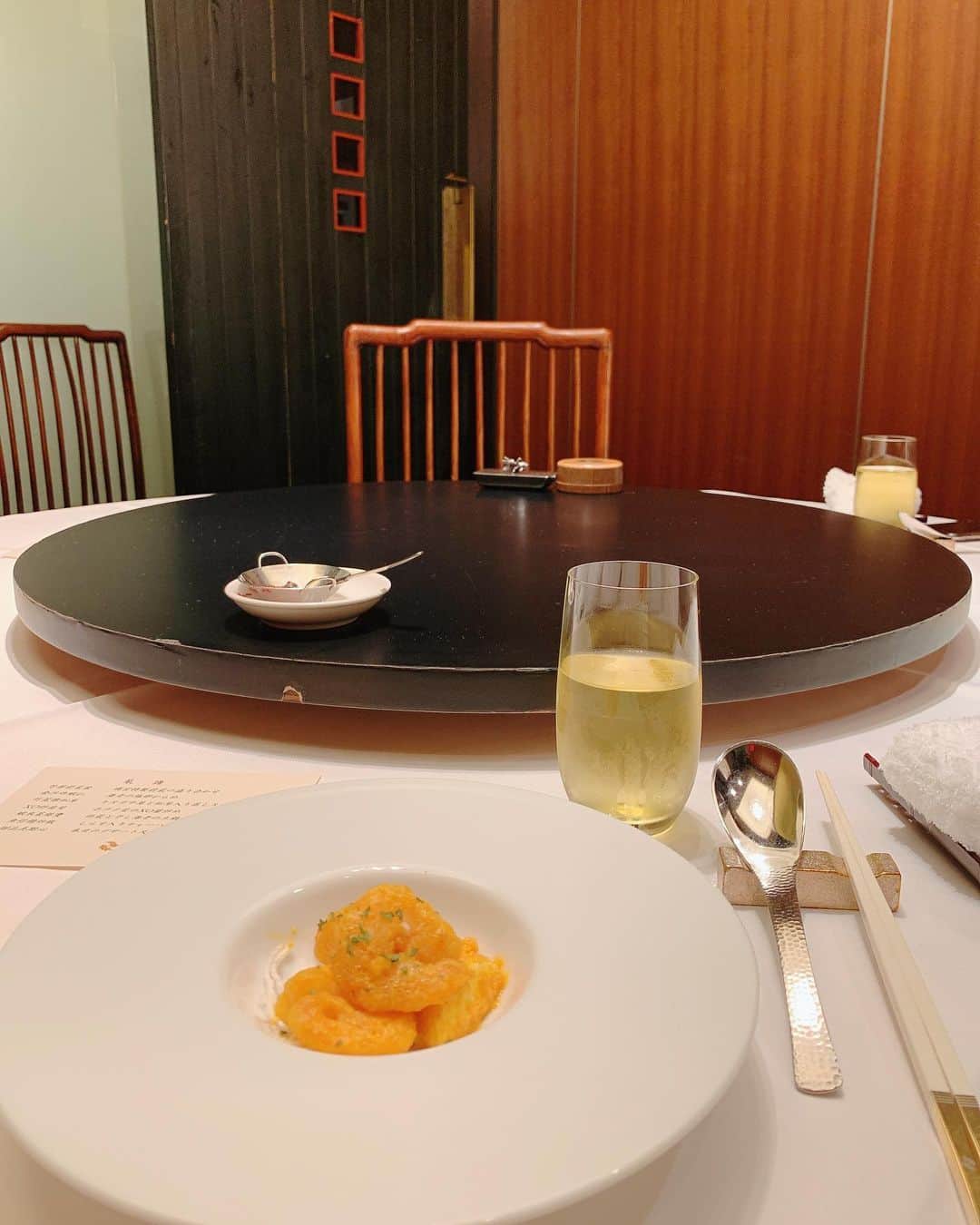 のインスタグラム：「特別ランチ😍✨ たまには、良いよね💕 大切な人と食べる、ご飯は幸せになる🍚 コロナ禍だから特に外食が本当めちゃくちゃ減った🥲 . . . . . . . . . . #赤坂離宮　#赤坂離宮銀座　#和光　#デパート　#百貨店　#中華　#贅沢ランチ　#休日　#外食　#会食　#高級　#烏龍茶」