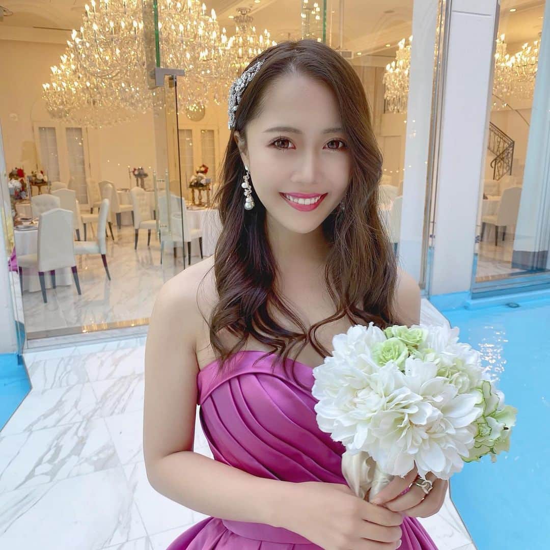 のインスタグラム：「❄️❄️❄️ ﻿ ﻿ ピンクドレスも可愛い👗💕 ドレス下ろしヘアも良いなあ〜☻  ストーリーハイライトに 美容体験談、ダイエット記録、美容日記 編集してるので良かったら見てください〜☻ #実際のリアルな感想だけ #地道にコツコツリアルを発信する #信用は積み重ね #良いもの好きなものはとことん推すスタイル ﻿ ﻿ ﻿  #セントラファエロチャペル御堂筋」