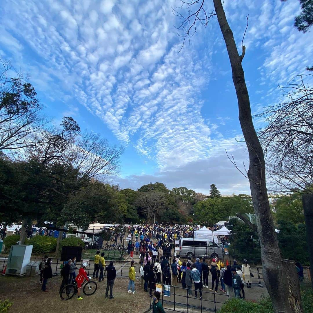 竹谷賢二さんのインスタグラム写真 - (竹谷賢二Instagram)「今日は仕事予定が空いたので千葉市ど真ん中で開催の #MTB 全日本選手権クロスカントリーショートトラックの観戦へ。 交通至便、集いやすい公園、ご近所の家族が楽しめるイベント性、そして絶好の観戦日和により、大盛況！ 各レースは20分間と短時間、選手にとっては高強度で追い込みと一瞬のかけひき、観客にとってはハイスピードで目まぐるしく早い展開は飽きずにあっという間で、詳しいことは知らなくても楽しめるので、まさにロケーションと最高に合っている。 感染対策もしっかりしており、コンパクトにコントロールされた小規模なれど濃い内容の屋外スポーツ&イベントは今後も伸びていきそうだ。」12月6日 19時26分 - tktakeyakenji