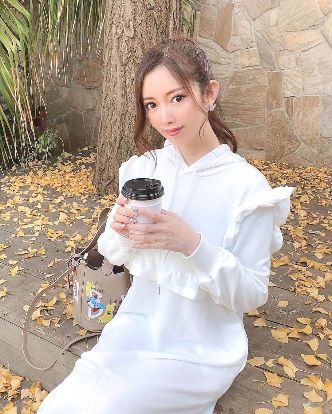 のインスタグラム：「ふらっと温泉ドライブ✨ 立ち寄った横浜のカフェで、チャイ飲んだ🥤  今日は楽ちんなパーカーワンピとスニーカー💕 デザイン可愛い〜🥰  ワンピ @chiyanpi.shop  バッグ @dresandmore  ピアス @alexisjewelry.official  スニーカー @bridget_birkin  #パーカーワンピース#パーカーコーデ#スニーカー#カジュアルコーデ#大人可愛い#ポニーテール#ジュエリー#ファッション#冬コーデ#コーディネート#ootd#ホワイトコーデ」